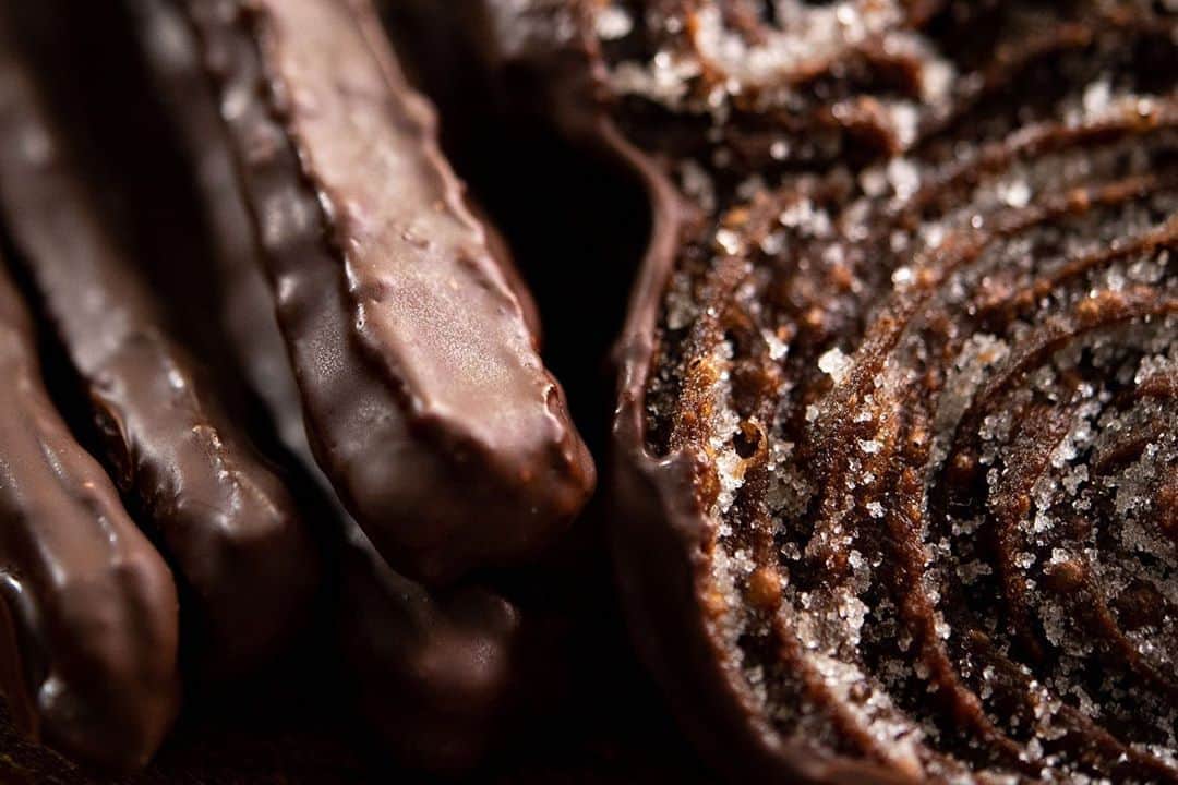 チョコレートカカオさんのインスタグラム写真 - (チョコレートカカオInstagram)「YouTube "Chocolate Cacao" チョコレートチュロス ディズニー公式チュロスをバキバキのミッキーチョコにアレンジ 〜Churro Tots From Disney Parks〜  https://youtu.be/IzUAFeFyBOE  #Youtube #youtuber #ASMR #chocolate #cocoa #チョコレート #foodie #dessertporn #レシピ #スイーツ #yummy #recipe #howtomake #簡単レシピ #おうちカフェ #おうちcafe #stayhomeandcook #homemadesweets #チョコチュロス #チュロス #disney #churros #churro #churrosweet #churrosychocolate #churromania #disneychurro #disneychurros #disneyrecipes」5月16日 12時58分 - chocolate_cacao_seijin