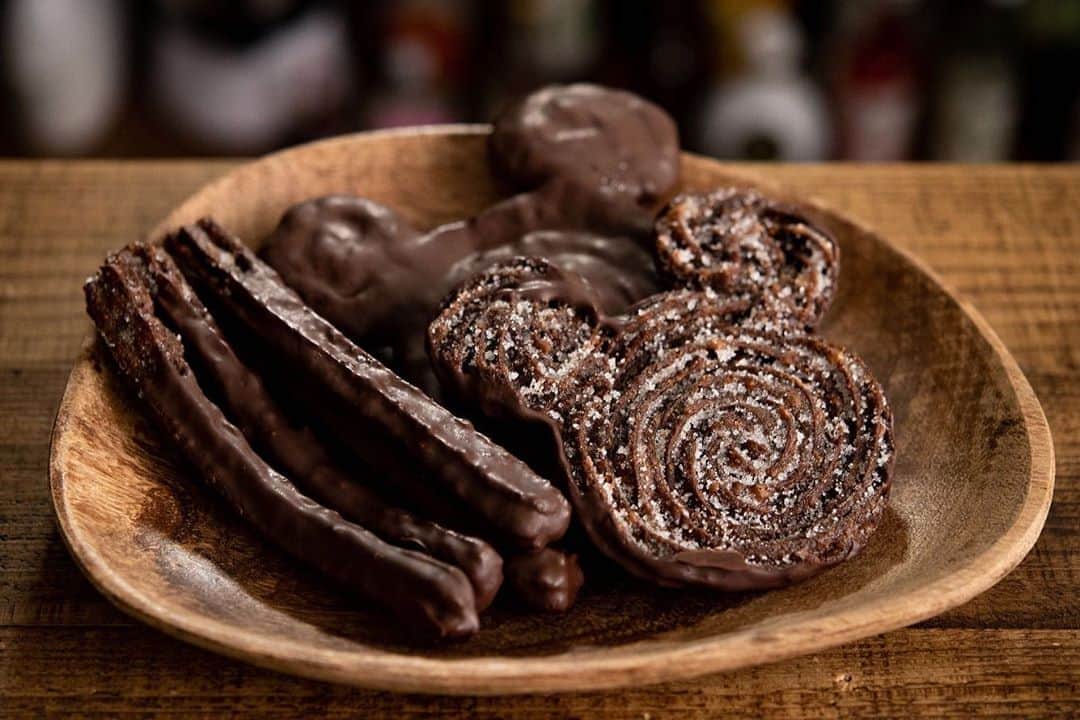 のインスタグラム：「YouTube "Chocolate Cacao" チョコレートチュロス ディズニー公式チュロスをバキバキのミッキーチョコにアレンジ 〜Churro Tots From Disney Parks〜  https://youtu.be/IzUAFeFyBOE  #Youtube #youtuber #ASMR #chocolate #cocoa #チョコレート #foodie #dessertporn #レシピ #スイーツ #yummy #recipe #howtomake #簡単レシピ #おうちカフェ #おうちcafe #stayhomeandcook #homemadesweets #チョコチュロス #チュロス #disney #churros #churro #churrosweet #churrosychocolate #churromania #disneychurro #disneychurros #disneyrecipes」