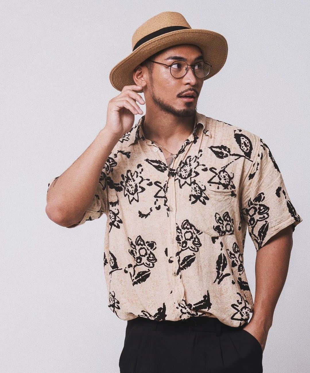 のインスタグラム：「bitterstore × Aru . @bitter_store . 今回のファッション連載企画は僕が乗ってます！チェックしてね. . ストーリーにもURL貼っておくね✌🏾. .  #Aru #bitter #ビタ男」