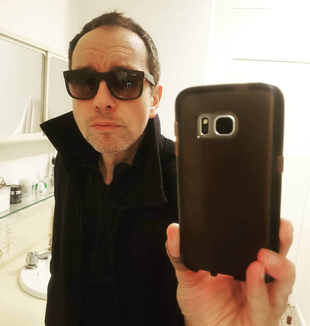 スティーブ・マウザキスのインスタグラム：「Cut my own hair (not bad for a son of a barber) Now going for a walk. And that's pretty much it. Hope everyone's day is as chill as that」