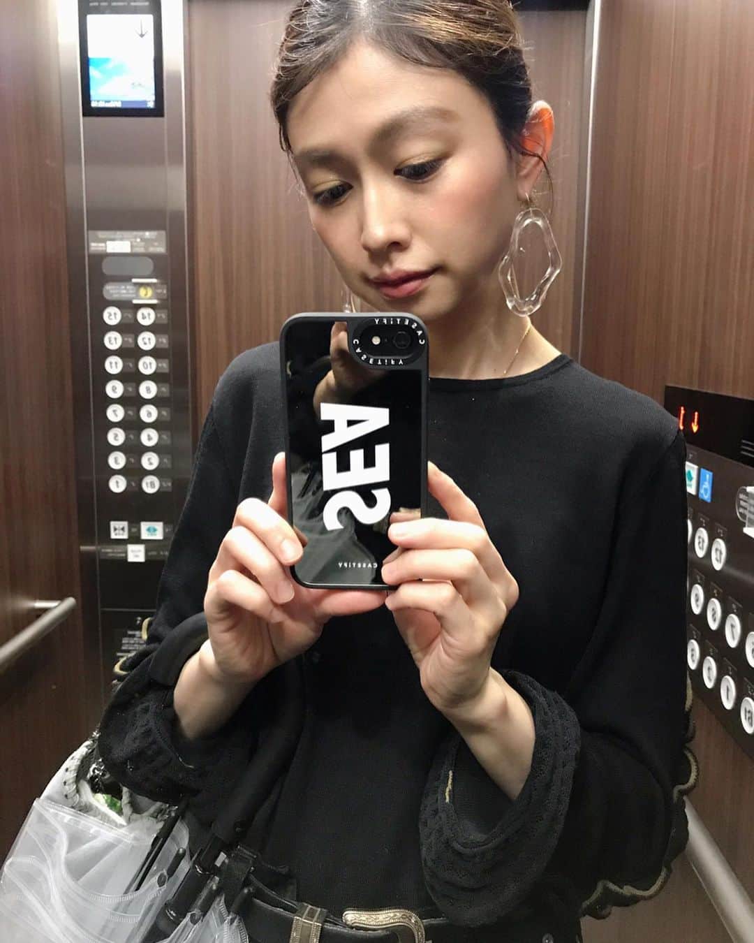 木野園子のインスタグラム：「WINDANDSEA @windandsea_wear× CASETiFY @CASETiFY_jp のケースに変えてみました❤️ 今日の東京は雨ですね☔️マスクをして用事があるので少し近所に。  TOPS And Curtain Call @andcurtaincall  BELT BLACK BY MOUSSY @blackbymoussy_official  SKIRT sacai @sacaiofficial PIERCE Iria @iria_mine  BAG STELLA MACcartney @stellamccartney  #casetify #windandsea #WINDANDSEAxCASETiFY #fashion #todayscode #ootd #home」