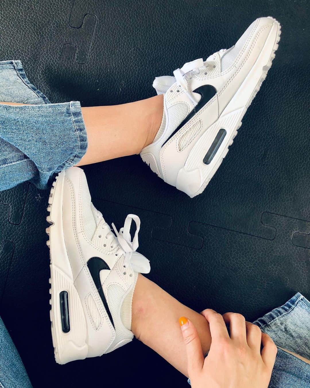 のインスタグラム：「Air Max 90👟🤍 一昨年同じようなの持ってたんだけど、また同じようなのゲットしたよ😂Airmax90はスッキリ脚長く見える〜❣️ スニーカーしか買いたいものない最近。。 #ナイキスニーカー  #ナイキ女子  #yesnike #nikeairmax90  #nikeaddict」