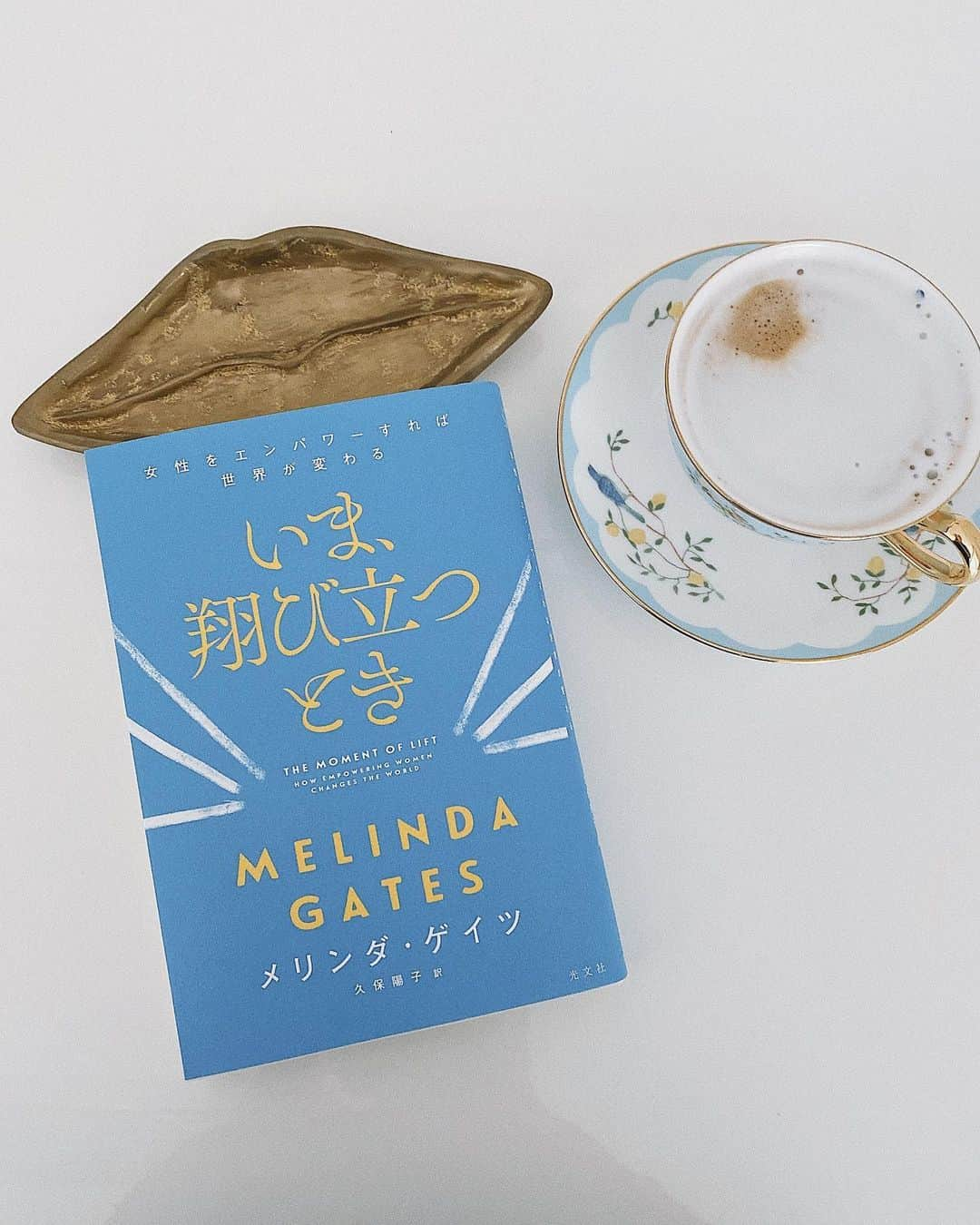 翁安芸さんのインスタグラム写真 - (翁安芸Instagram)「#7daysbookcoverchallenge ﻿ ﻿ 読書文化の普及に貢献するためのチャレンジで﻿ 好きな本を1日1冊選び﻿ 本の説明はせず﻿ 表紙画像を7日間アップするというもの。﻿ ﻿ 3冊目は📖 メリンダ・ゲイツの著書﻿ ﻿ The Moment of Lift:﻿ How Empowering Women  to Changes the Word﻿ 『いま、翔び立つとき』﻿ ﻿ #ブックカバーチャレンジ #stayhomestaysafe﻿ #akiweng #themomentoflift #bookcoverchallenge」5月16日 13時25分 - akinyc