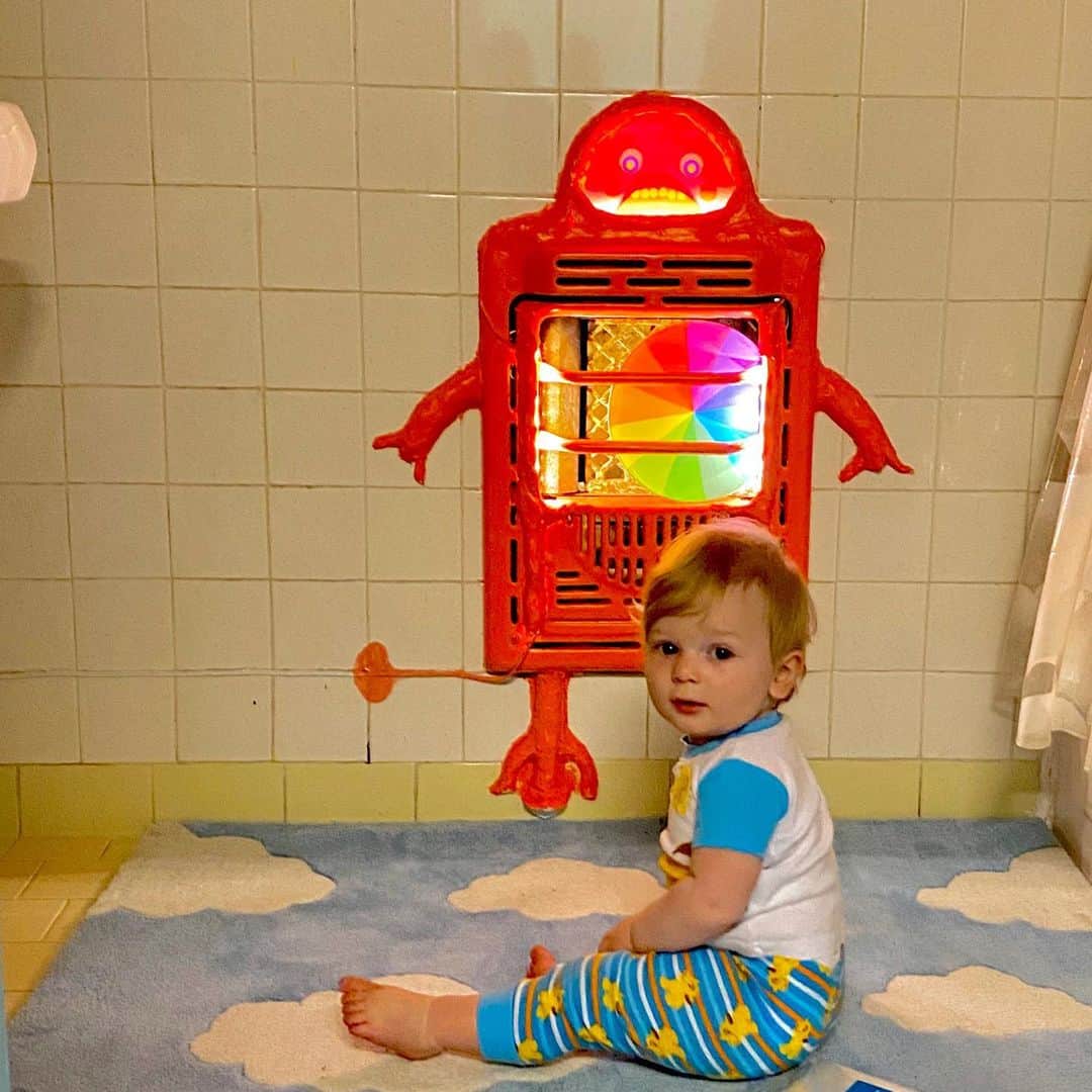 ウェイン・コインさんのインスタグラム写真 - (ウェイン・コインInstagram)「Baby Bloom with his Pink Robot dismantled wall heater...❤️❤️❤️❤️❤️❤️❤️❤️❤️❤️❤️❤️❤️❤️❤️❤️❤️❤️🌎🦠🌎🦠🌎🦠🌎🦠🌎🦠🌎🦠🌎」5月16日 13時29分 - waynecoyne5