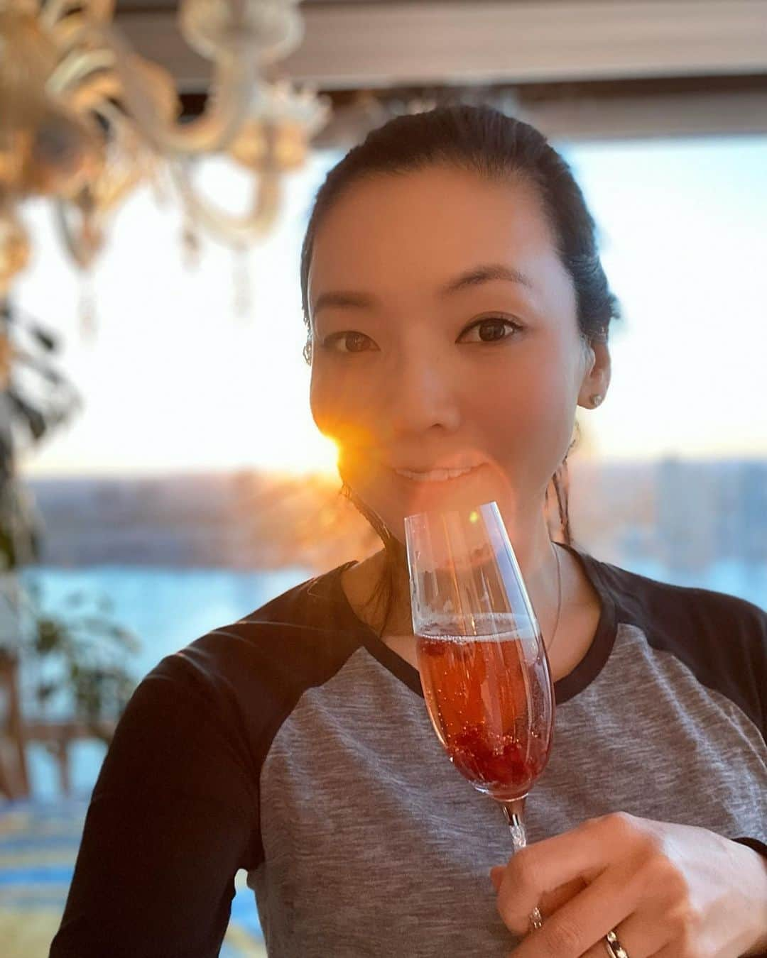 和央ようかさんのインスタグラム写真 - (和央ようかInstagram)「Cheers to beautiful sunset 🥂 夕陽に乾杯🥂何故かやる気のトレーニングウェア😂 #takakonystylin🍎 #nylife #lifestyle #nyc🍎#stayhome #nytough #cheers #yokawao #和央ようか」5月16日 13時35分 - yokawao0215