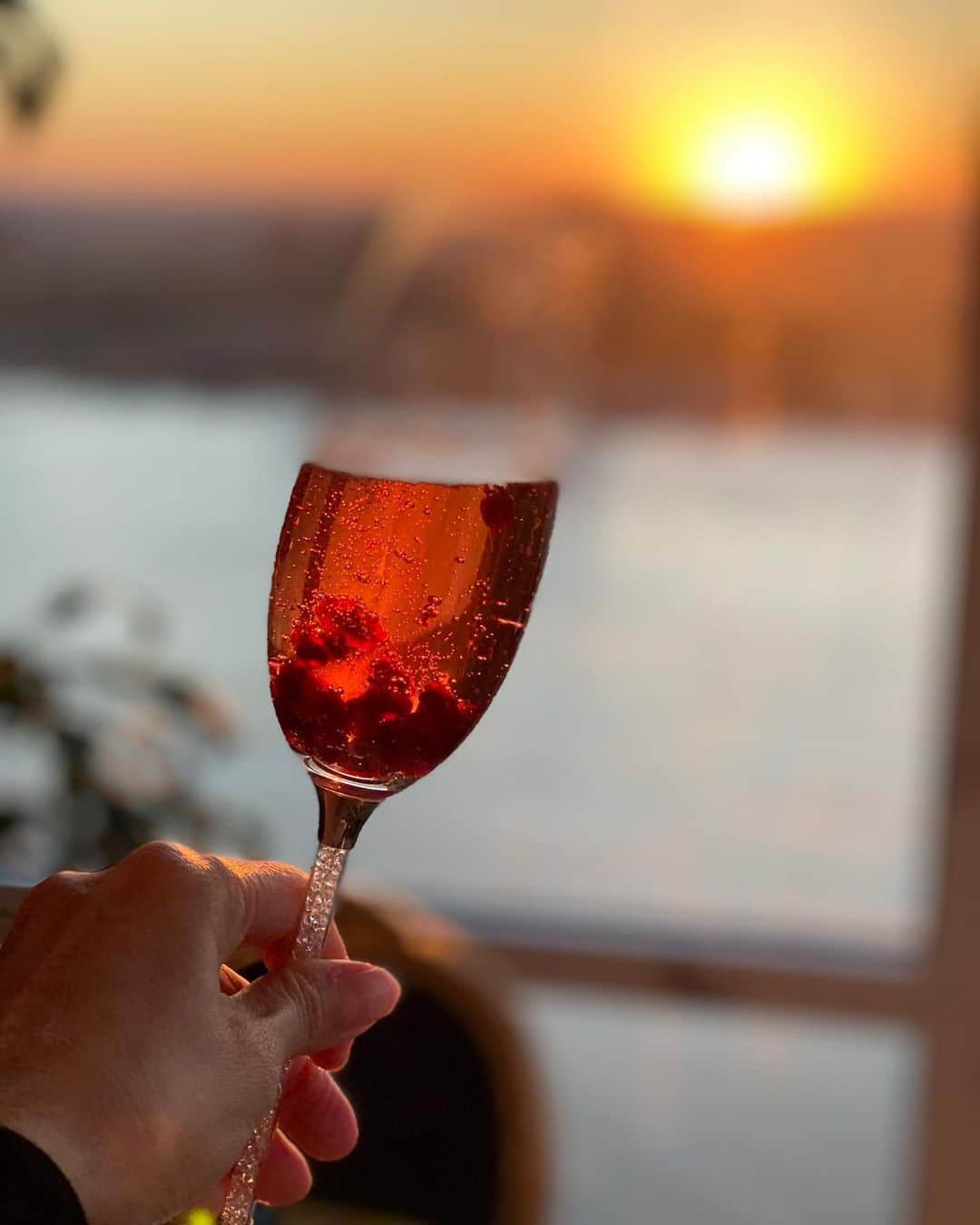 和央ようかさんのインスタグラム写真 - (和央ようかInstagram)「Cheers to beautiful sunset 🥂 夕陽に乾杯🥂何故かやる気のトレーニングウェア😂 #takakonystylin🍎 #nylife #lifestyle #nyc🍎#stayhome #nytough #cheers #yokawao #和央ようか」5月16日 13時35分 - yokawao0215