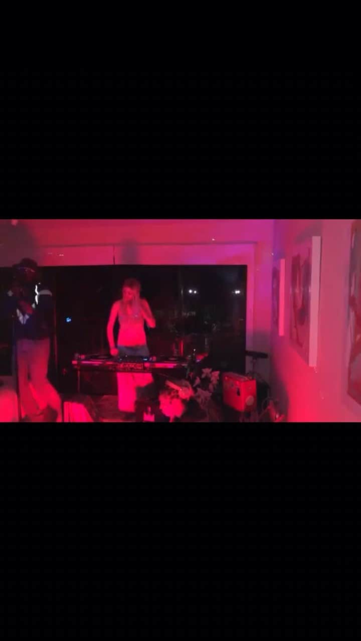 セオフィラス・ロンドンのインスタグラム：「TRIO covers @akon | I hear the vision @secretlycanadian | special thx to @allieteilz」