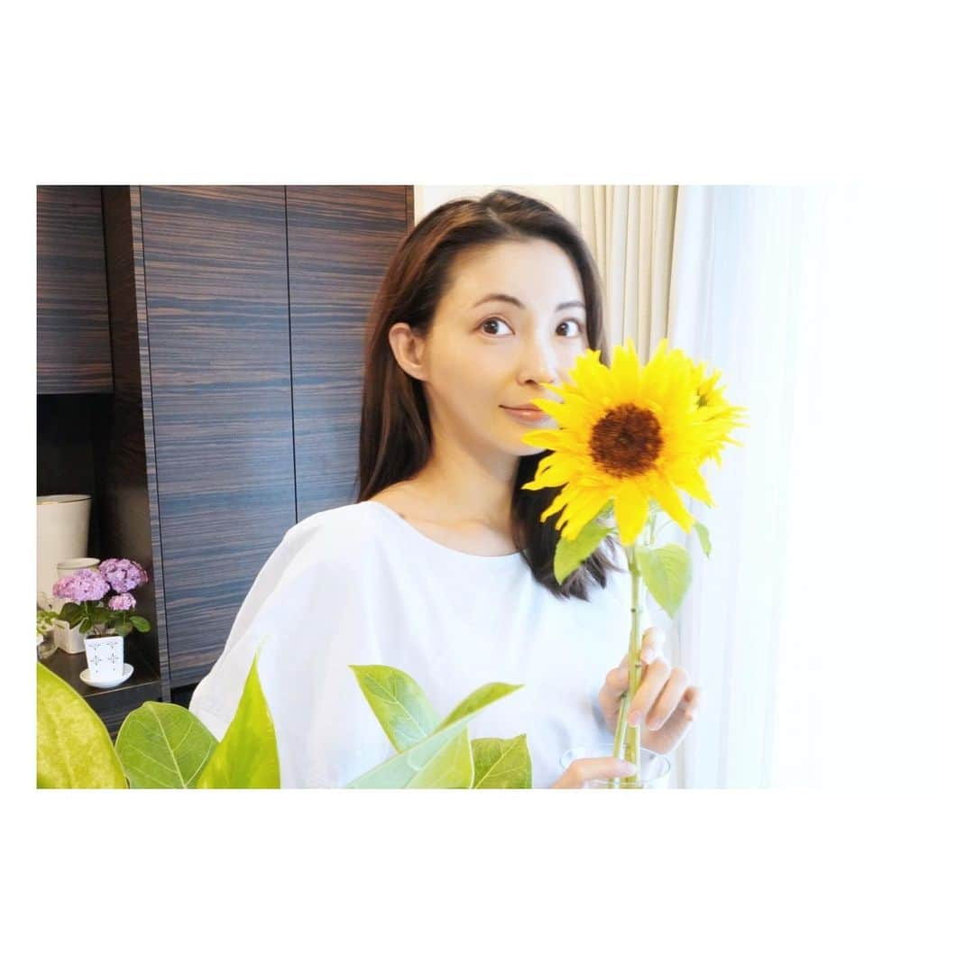 押切もえさんのインスタグラム写真 - (押切もえInstagram)「🌻 窓の外は雨だけど、向日葵のおかげで部屋が明るく。 今日は新しい服を着て、新しいファンデーションを使ってみたよ。 家の中でも気分が上がるね。 昨日公開したYouTubeでは、おうち時間で楽しめるとっても簡単なヘルシークッキーの作り方を紹介しました！ ぜひプロフィールから観てみてくださいね〜。 ちなみに…、 トップスは @blackbymoussy_official  ファンデーションは　@femmue_japan です！ ファミュのクッションファンデはすごくみずみずしくて軽い着け心地。つやつやに見せてくれておすすめだよ。 #Saturday #afternoon #sunflower #youtube #fashion #cosmetics  #おすすめ」5月16日 13時38分 - moe_oshikiri