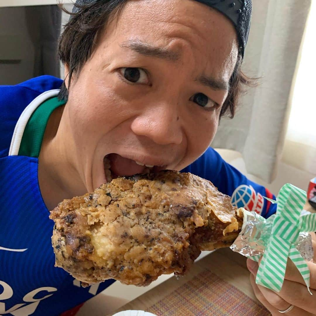 大崎淳矢さんのインスタグラム写真 - (大崎淳矢Instagram)「さっそく頼んでみました！ この味本当に懐かしいなぁ〜😋 めちゃくちゃ美味しかったです！ 御馳走でした！！ 皆さんも是非😋  http://i-kko.com/index.html  #徳島#一鴻#AWAODORI #めちゃくちゃ美味しいよ  #ユニホームは徳島にしました #2018のかな#僕はその時山口なので #大崎違いの#レオのユニホームです🤣  #みんなで頑張ろう #困ったときはお互い様💪  #栃木を元気に #日本を元気に  #栃木SC #大崎淳矢 #コロナに負けるな」5月16日 13時44分 - osakijunya7