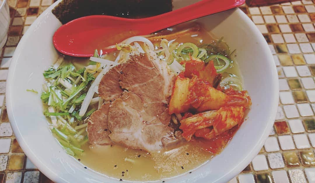 千葉泉のインスタグラム：「ラーメン久々！！キムチ食べ放題で美味しかったです！  コロナいい加減落ち着いてくれないかなぁ😢💢 インドア人間だから引きこもってることはそんなに苦ではないけど、さすがに自粛生活疲れてきた。 仕事以外は家に引きこもりです。  家にいる時は映画みたりアニメみたり。最近は、YouTubeもよく観るようになりました！ オリラジのあっちゃんの動画で勉強したり、花江さんのゲーム実況の動画みて一人で爆笑してたり、水族館の動画でカワウソが寝てるのをただただ眺めたり。笑  今は我慢の時ですよね。 楽しい動画あげてくれる方たちに感謝。  #ラーメン  #牛骨ラーメン」