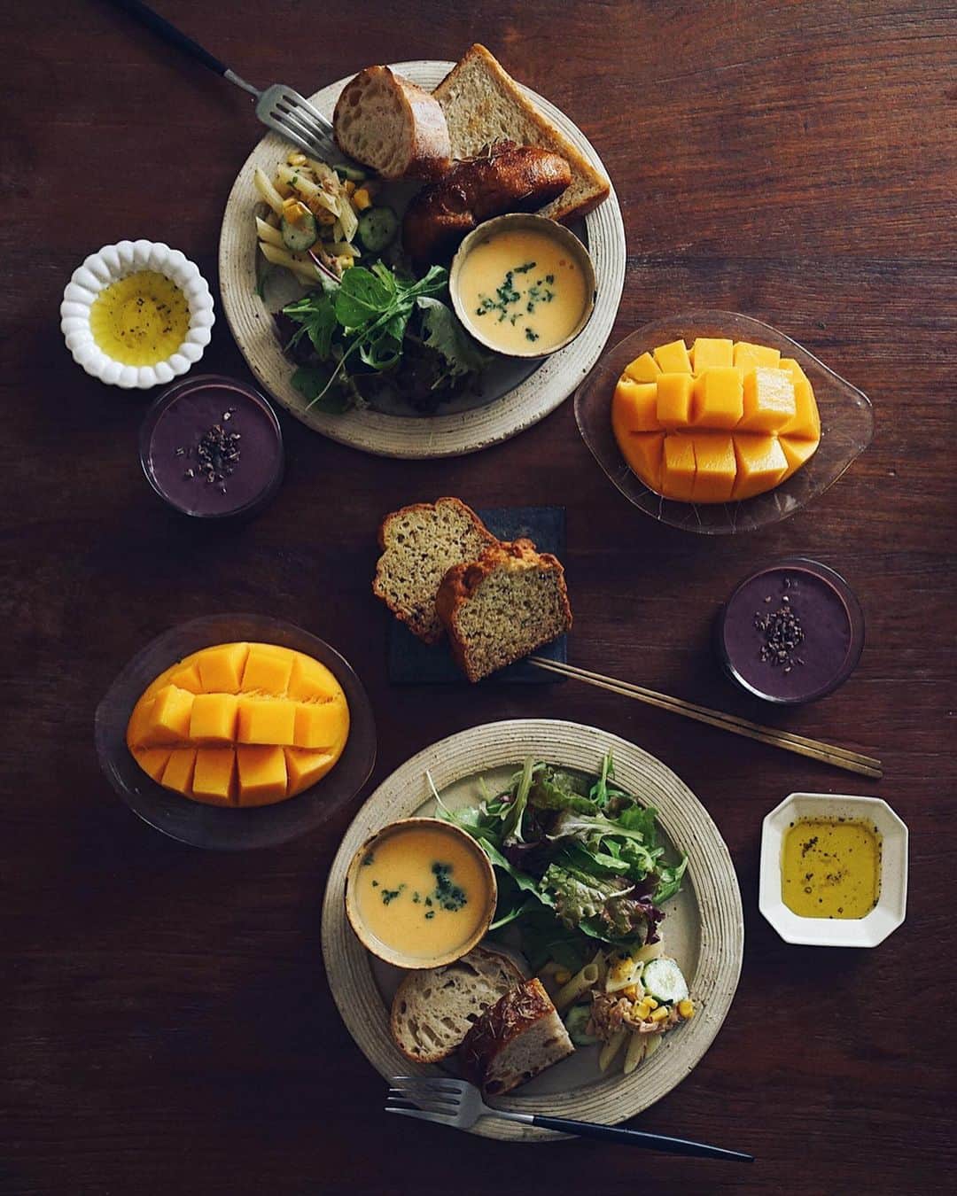 のインスタグラム：「0516 Today's Munakatado lunch 午前中着で沖縄から取り寄せした 宗像堂のパン  好物のパンに合わせて キャロットスープ サラダにデリ アサイースムージー 宮崎産マンゴー バナナケーキ  エアのマイルと交換した マンゴーがとっても甘い 今は旅できなくても Stay Homeで美味しいものも幸せだね  大好きなパンに 大好きなマンゴー ご褒美みたいなお昼に ごちそうさま  3枚目は写真集 Rollei Lifeにも載ってる 宗像さん いつも美味しいパンをありがとです また会いに行きますね  Special thanks to @muchang1969 @munakatado  #munakatado #stayhome #miki_home #miki_life」