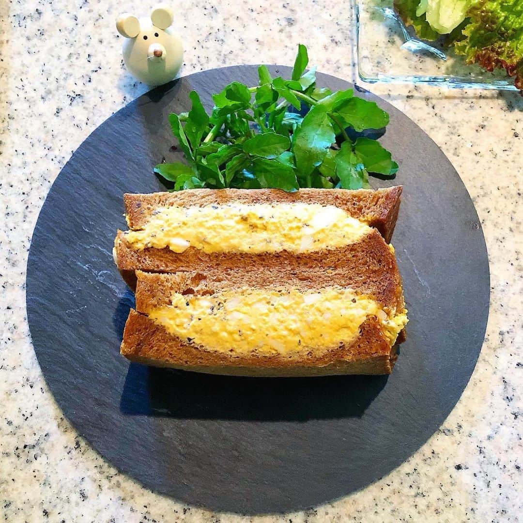 榊山敬代のインスタグラム：「🥚🥪🍞🥖… ・ 昨日は１週間ぶりの外出にて 食材買い出しへ出かけるの巻  午前中でしたので並ばずに店内へと お買い物できまして混雑も緩和され 久しぶりに平和なお買い物タイム也  気になっていたパン屋さんも 昨日は並んでいなかったので  はじめての購入にて記念撮影の巻  ところで  先日父親と電話した際に 最近卵をたべなくなって という会話をしたときに  とてもびっくりされましたうえに どうか卵をみすてないでと仰って  卵を愛する父親ならではのコメントに爆笑  ということで 久しぶりにて  昨日は卵サンドさんを 連れてかえるのでした  おうちごはんでは 買ってきた惣菜を 食べる習慣は無く  たまにはテイクアウト ランチもいいわねぇと ちょっと楽した気分に たまにはご褒美タイム  お味はトリュフにこだわったパン屋さん ということでトリュフ系の種類セレクト  パンを食べるのも久しぶりでしたので  なんだか味覚が新鮮な 昼食タイムなのでした ・ ・ たまには卵さんもたべましょう🥚🙄… ・ ・ #おうち時間 たのしもう週間 #おうち大好き #stayhome ・ ・ #おうちランチ  #パン #bread #truffe #トリュフ #bakery #パン屋さん #サンドイッチ #sandwich #タマゴサンド #卵 #egg #卵サンド #トリュフベーカリー#Japanese #food #vegetable #クレソン #cresson #ランチ #lunch #artist #cooking  #日本画家 の#テイクアウト #コロナウイルス #コロナウイルスが早く終息しますように」