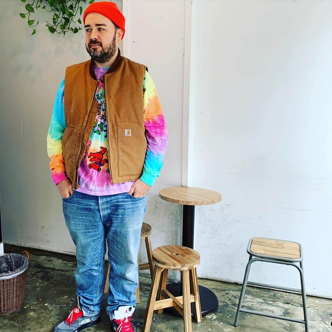 サム・ハミントンのインスタグラム：「Bright on a dreary day 어더운 날에 난 혼자 밝게!」