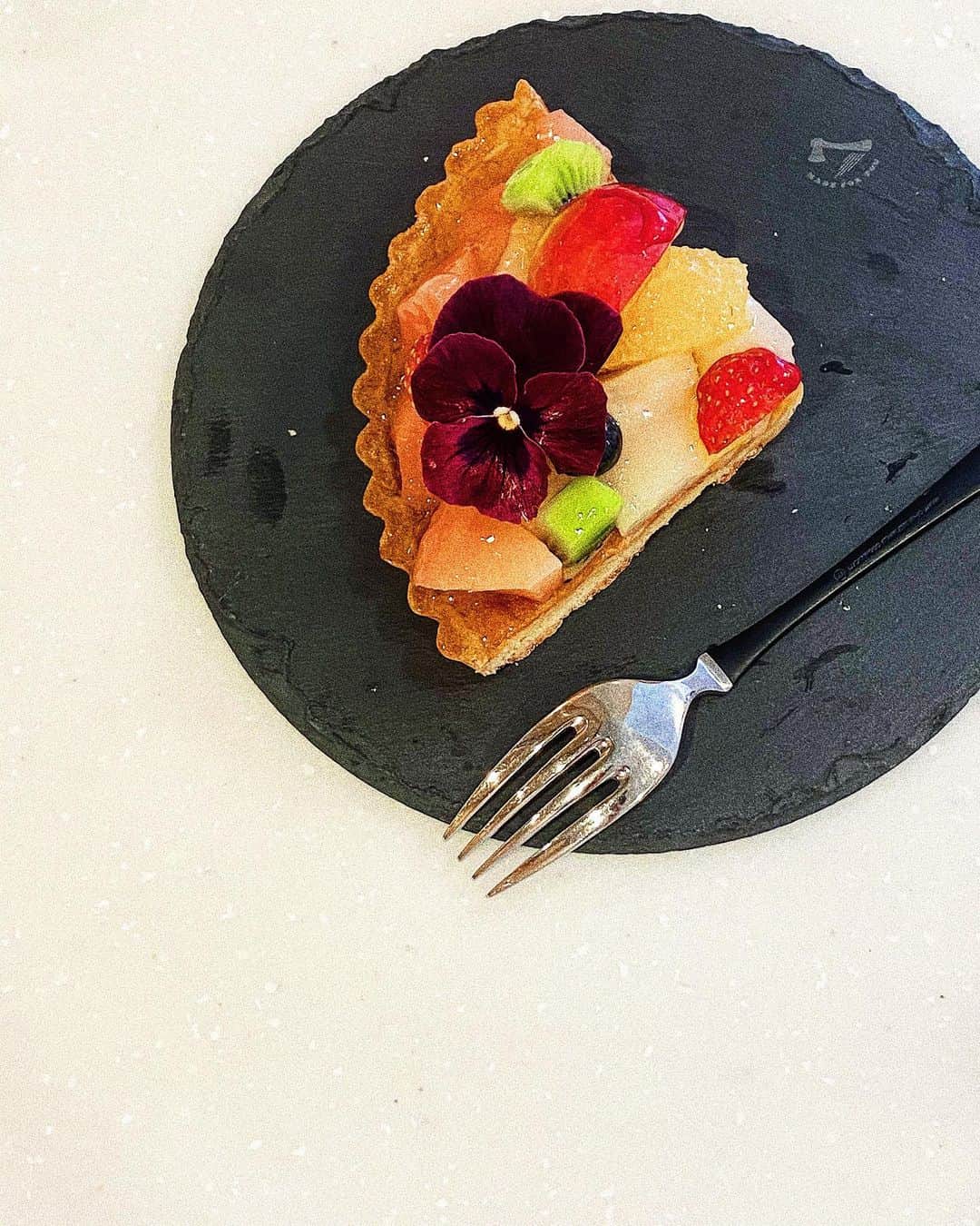 山本いさ奈さんのインスタグラム写真 - (山本いさ奈Instagram)「cake time🍰 甘いものはそんなに好きじゃないけど、タルトだけは別🧡 今日は☔️だねぇ〜 植物たちは喜んでるのかな🌿🌈 #cake」5月16日 14時07分 - _____isana_____