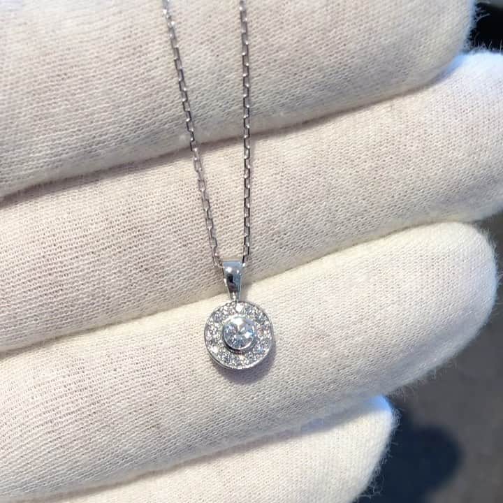 のインスタグラム：「K18WG / diamond necklace . K18WG(ホワイトゴールド)で製作したダイヤモンドネックレス！！ . 2枚目👉.チェーンをK18YG(イエローゴールド)に変えたバージョンも良いと思います！！ . #tsuneokajewelry#ダイヤモンド#ネックレス#ハンドメイド#ジュエリー#男女兼用#ユニセックス」