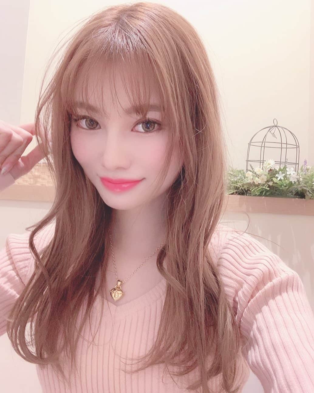 金子実加のインスタグラム：「自粛生活も長くなって来ると、 一瞬規則正しい生活になるけど、 結局また崩れていくあるある。 かなり食べてるので体重は増えてますが…体型はきちんと筋トレも継続出来ているので、良しとします✨ 何が言いたいかと言うと、ご飯がおいしいいいいいいい！地球に生まれて良かったー！お母さんありがとうー！お母さんだけだとお父さん寂しいよね、お父さんありがとうー！今私が居るのは、家族だけじゃないよね、大切な人達ありがとうー！ みんな健康にそれぞれの素敵な人生を過ごしてねー！！ 大変な事ももちろんあるさ、頑張ろう！ いつも、ありがとうございます😊🌹 #谢谢 #감사합니다　#merci #thankyou . . . . . 写真は今流行りのいつかの写真」