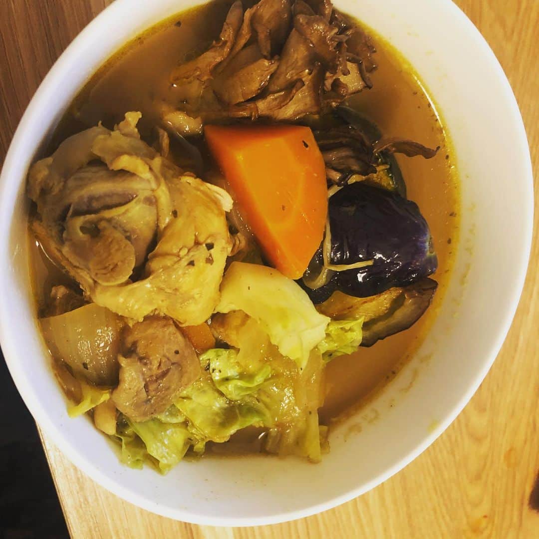 前原滉のインスタグラム：「スープカレーうまうま。 鶏がらスープも野菜から取った出汁スープも入れた。  だんだん料理が好きになってきました。」