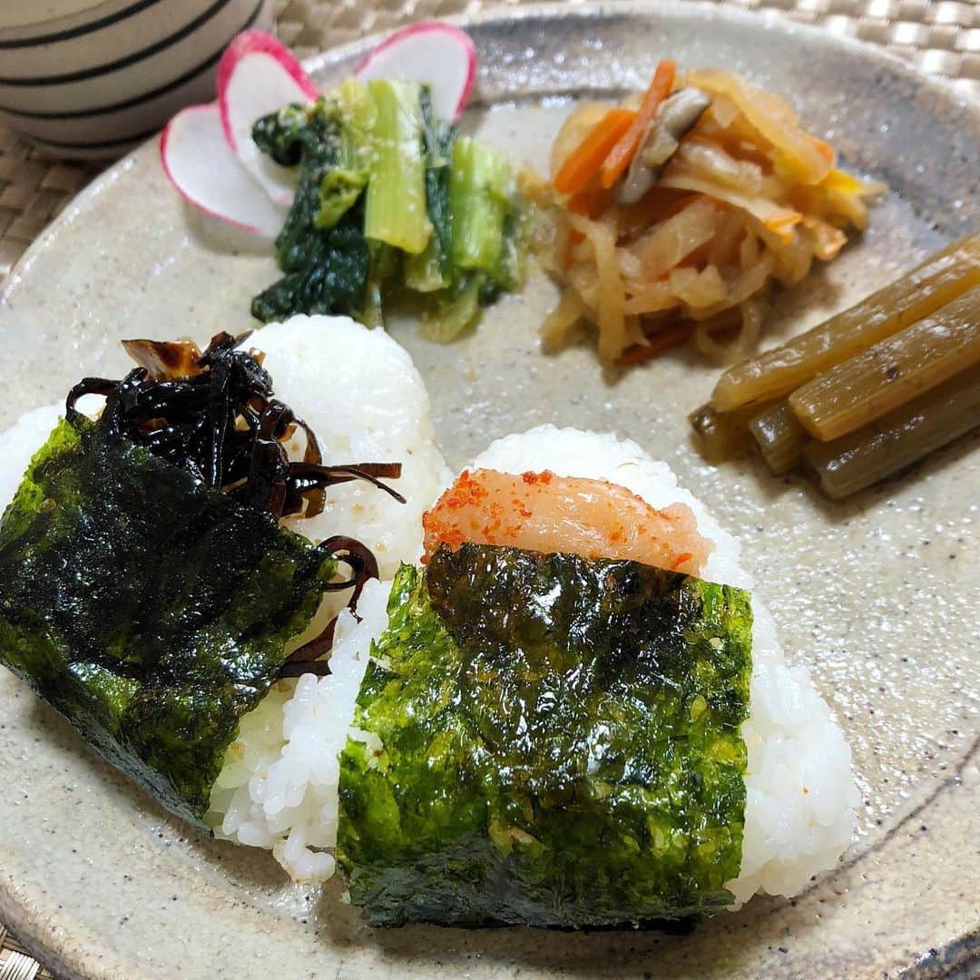 のインスタグラム：「佐藤千佳ちゃん(@chika_noir )から﻿ #祈るおにぎりバトン ﻿ がまわってきました🍙﻿ ﻿ ﻿ ﻿ 福岡は﻿ #緊急事態宣言解除﻿ #外出自粛解除  になりましたが﻿ まだまだ油断できない状況。﻿ ﻿ 一日でも早く﻿ 平穏な日常に戻れるように﻿ 祈りながら﻿ おにぎりを握りました🍙﻿ ﻿ ﻿ ﻿ ﻿ いつもは﻿ おにぎりの型を使ってるけど﻿ 久しぶりに﻿ おにぎりにぎにぎしました🤗﻿ ﻿具は明太子と昆布🙌 ﻿  ふきの煮物と﻿ 小松菜のからし和えと﻿ 切り干し大根を添えて﻿ 超〜和な感じ🤣✨﻿ ﻿ ﻿ ﻿ 次は可愛い可愛い 立花ミツキ(@mitsuki_noir ) に繋げます❤️﻿ 楽しみだなぁー😍﻿ ﻿よろしくお願いします❤️ ﻿ ﻿ ﻿ #おにぎり﻿ #おにぎりバトン﻿ #おうち時間﻿ #おうちごはん﻿ ﻿ ﻿ ﻿」