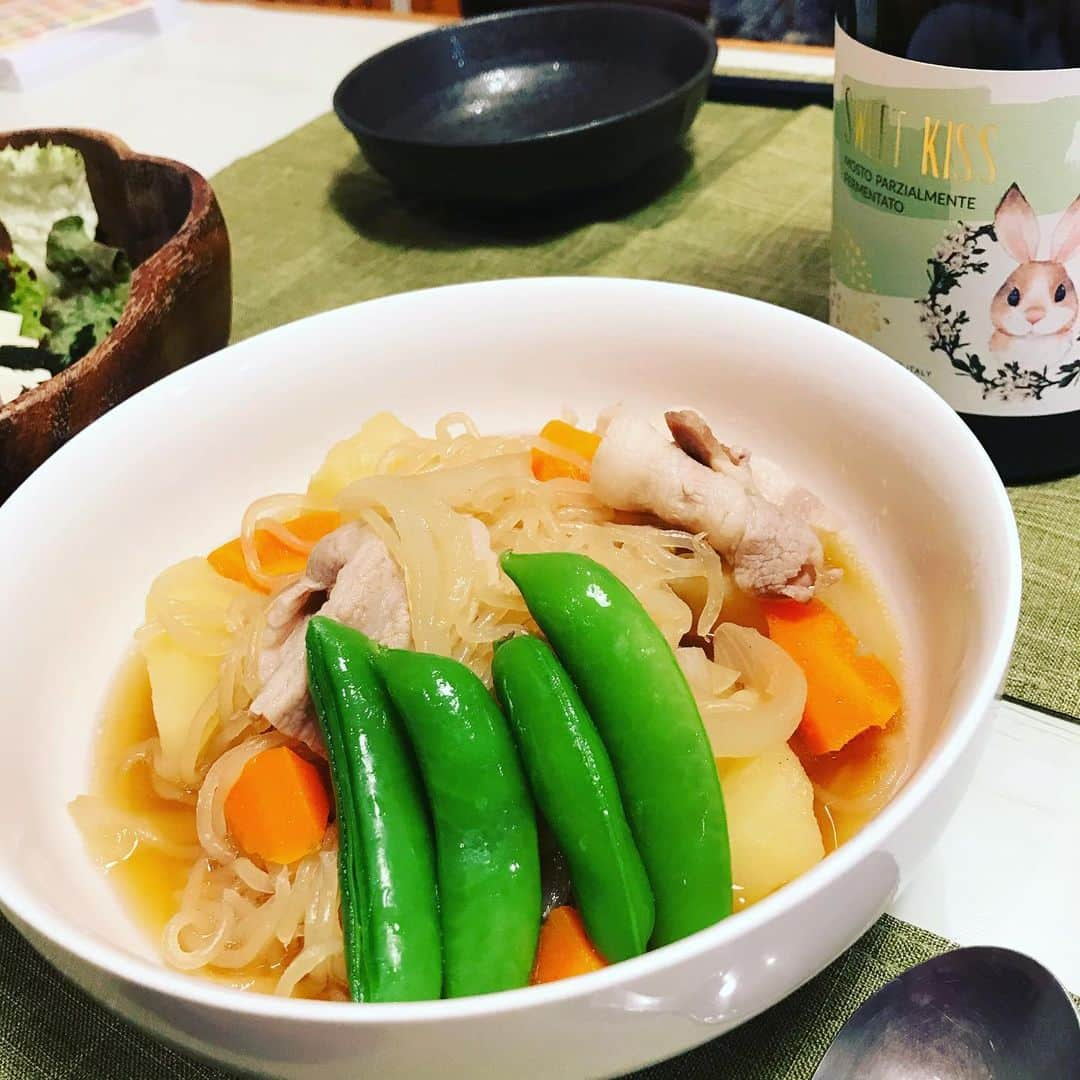 名倉右喬さんのインスタグラム写真 - (名倉右喬Instagram)「昨夜の夕食は 妻が作った肉じゃが。 本日の昼食は ハゲた夫が作った ミョウガとスナップエンドウの 和風パスタ。  東京はちょいと冷える雨ですが 皆様、どうぞご安全に！  #はげごはん　#おうちごはん #男の料理　#柴犬　#昼ごはん」5月16日 14時34分 - ukyo.nagura