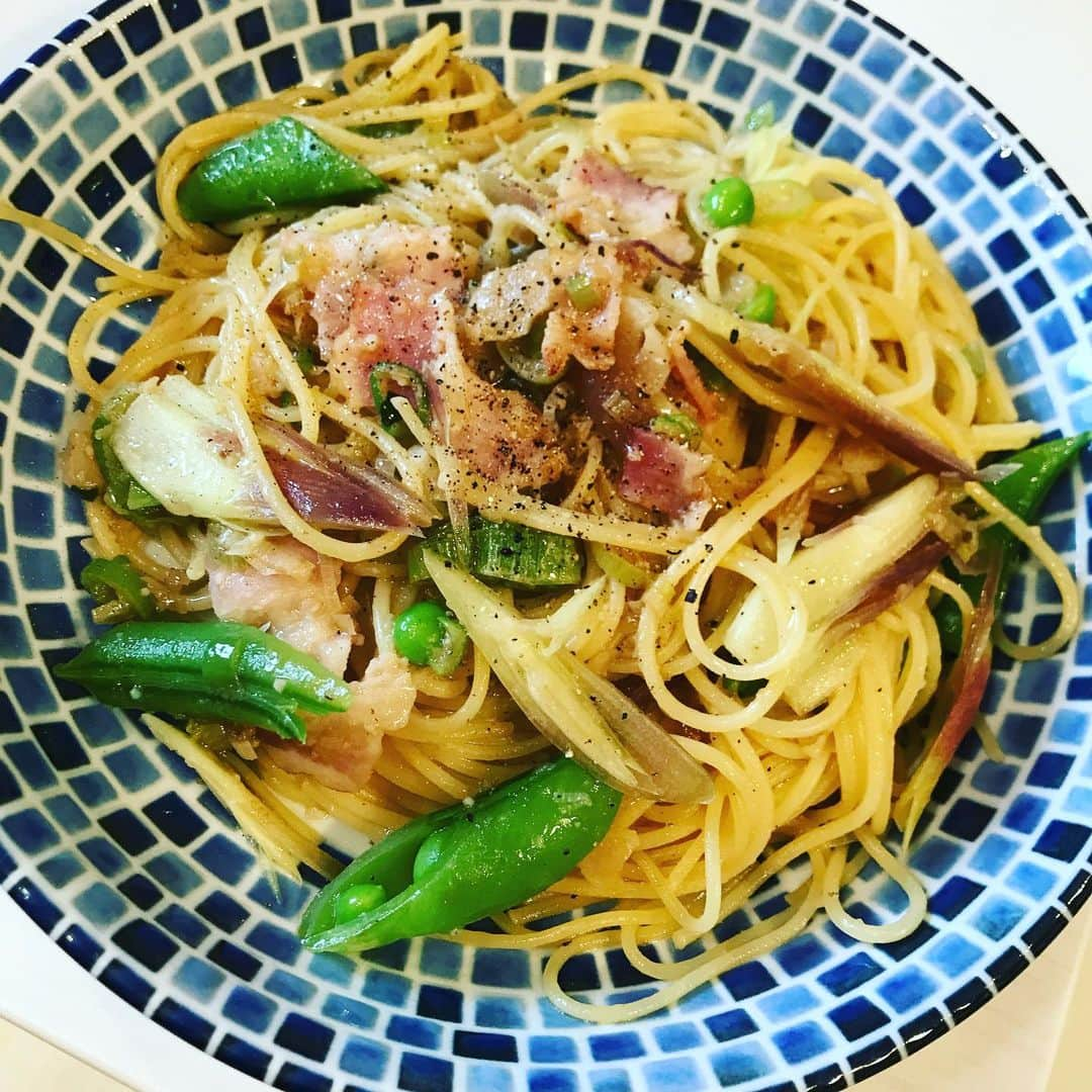 名倉右喬さんのインスタグラム写真 - (名倉右喬Instagram)「昨夜の夕食は 妻が作った肉じゃが。 本日の昼食は ハゲた夫が作った ミョウガとスナップエンドウの 和風パスタ。  東京はちょいと冷える雨ですが 皆様、どうぞご安全に！  #はげごはん　#おうちごはん #男の料理　#柴犬　#昼ごはん」5月16日 14時34分 - ukyo.nagura