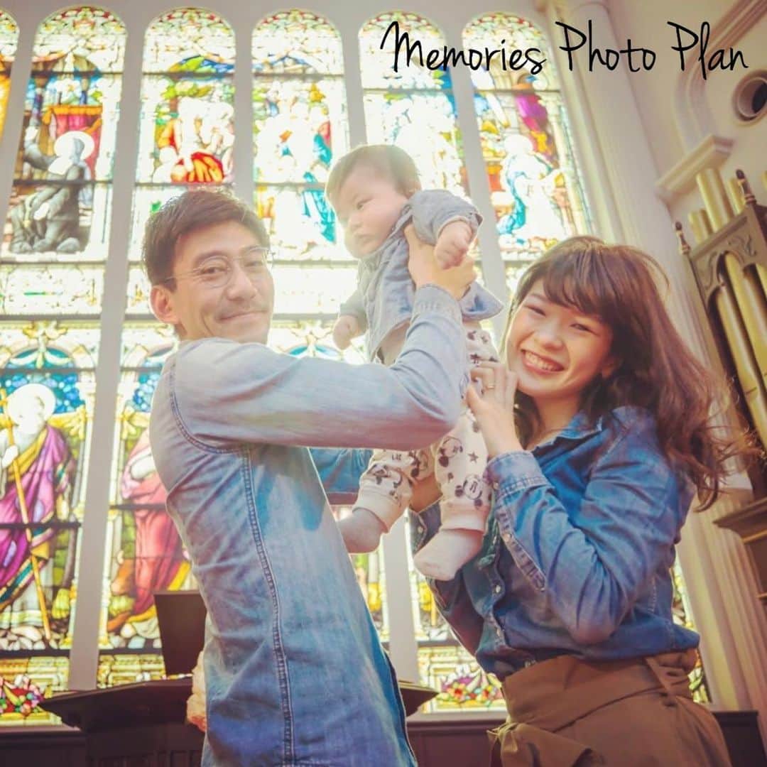 神戸セントモルガン教会さんのインスタグラム写真 - (神戸セントモルガン教会Instagram)「＊ 神戸セントモルガン教会で 挙式された方々・これから挙式される方々限定の 「各部1組限定！メモリーズフォトプラン」 を開催します！  ご家族と思い出を残したい マタニティフォトを撮影したい 結婚式当日のウェルカムスペースや映像に使いたい…等 専属フォトグラファーが どのようなご希望にもお応えします。 ・ 【開催日時】 2020年5月24日(日)・5月31日(日) 6月6日(土)・6月13日(土) 6月14日(日)・6月20日(土) ＊ 1部：10時～11時 2部：11時30分～12時30分 3部：15時30分～16時30分 ※移動時間含む ・ 【対象】 「神戸セントモルガン教会」にて結婚式をされた方 結婚式を予定されている方（ご成約者） ・ 【撮影場所】 神戸セントモルガン教会のチャペル+東遊園地 ※雨天決行となります 雨天の場合は、神戸セントモルガン教会のみで撮影を行います ・ 【プラン料金】¥20,000-(税込) ・ 【プランに含まれる内容】 写真データ(50カット)／チャペル使用料 当教会のパティシエが作る “自然素材のやさしいお菓子Paticoの限定お菓子セット”(お持ち帰り用) ※写真データの納品方法は、指定URLからダウンロードしていただく形式となります ※当日現金にてお支払いをお願い致します (クレジットカード、電子マネーはご利用いただけません) ・ 【参加申し込み方法】 インスタグラムのDMにて ［挙式日・お名前・メールアドレス・電話番号・参加ご人数様(大人・小人内訳) ご希望のお日にち・ご希望のお時間(1部～3部)］ をお送りくださいませ。 ※先着順による申し込みとなります。 各部定員となり次第、順次締め切らせていただきます。 ・ 【注意事項】 ※お客様のご都合によるキャンセルは 撮影日3日前よりキャンセル料を100％頂戴致します。 ※新型コロナウィルス感染拡大防止のため、開催当日に 37.5度以上の体温の方がいらっしゃる場合は来場をお断りさせていただきます。 また来場時に次亜塩素酸にて消毒の実施をお願いさせていただきます。  スタッフ一同、皆様からのご予約 お待ちしております♪♪ ・ #メモリーズフォト #patico#tagaya #神戸セントモルガン教会 #マタニティフォト #家族フォト#結婚式準備」5月16日 14時47分 - kobe_st.morgan_church