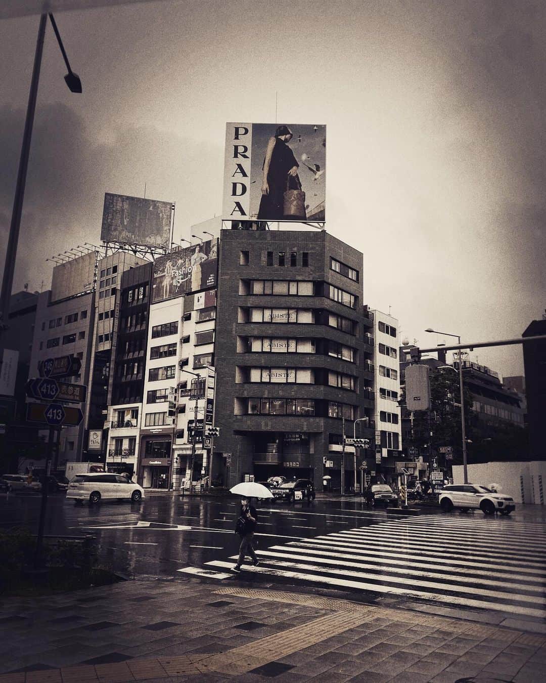 野本かりあのインスタグラム：「昨日投稿した、異常を感じた歯が 夜中に激痛。起きた。大慌て。 大事にならないかな、ヤダなぁと鬱々とした気持ちで歯医者に。 結果、問題無し。 先生が言うには、人はリラックスしてると歯と歯は離れている状態なんですと。 はー、やっぱりどこか緊張していたりストレスで、歯を食いしばっているんだな、私。 もっとチカラを抜いてこ。」