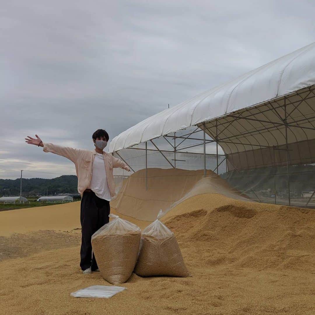本坊元児さんのインスタグラム写真 - (本坊元児Instagram)「農家さんに籾殻分けてもらいました これで畑の土を柔らかくできるはずじやい #西川町シャイニング生活」5月16日 14時45分 - honbouganji