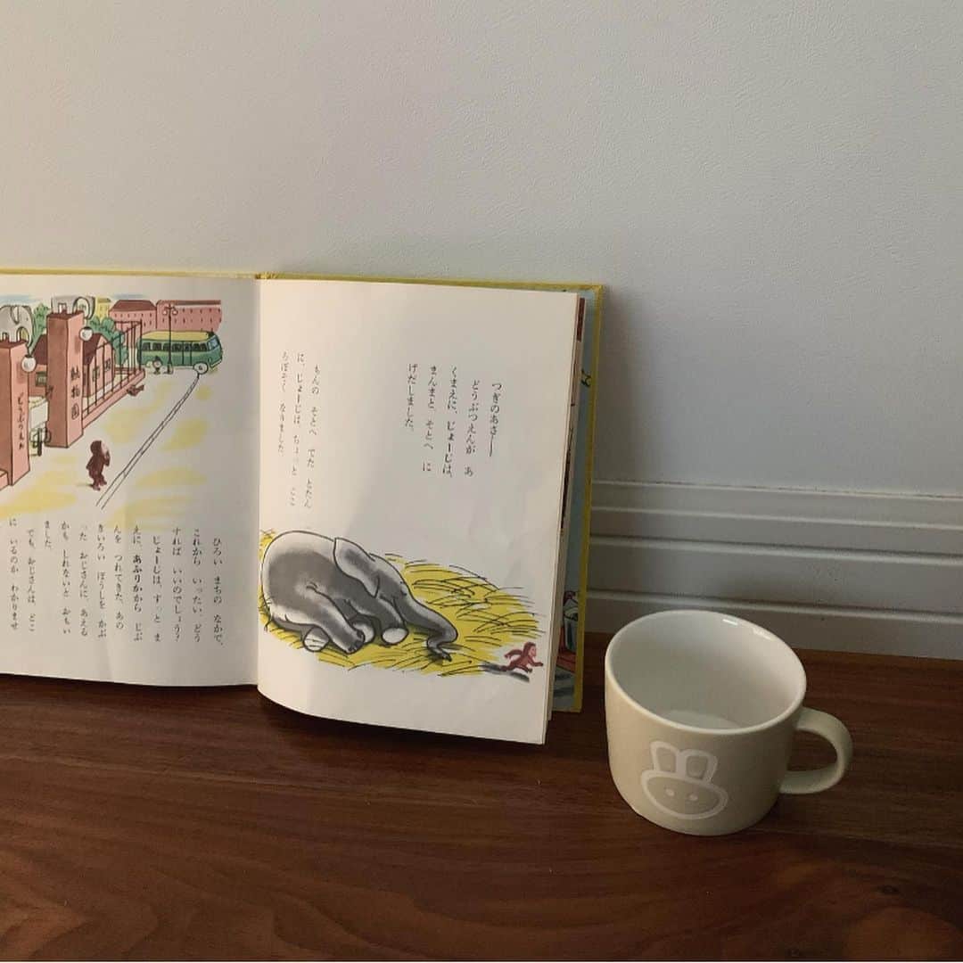 渡邊智子さんのインスタグラム写真 - (渡邊智子Instagram)「. どんより曇空の１日。 それぞれに好きなことをして 朝から子供たちとダラダラ過ごしてます☁️ . 久しぶりに開く本の好きなページを 写真で撮ってたら🤳🏻 自分の本とコップを持ってきて おんなじようにとなりに並べてました😂 「はい、まま。」って。笑 これも写真撮れって😂 . 📘#ralphlauren」5月16日 14時52分 - _tomomon