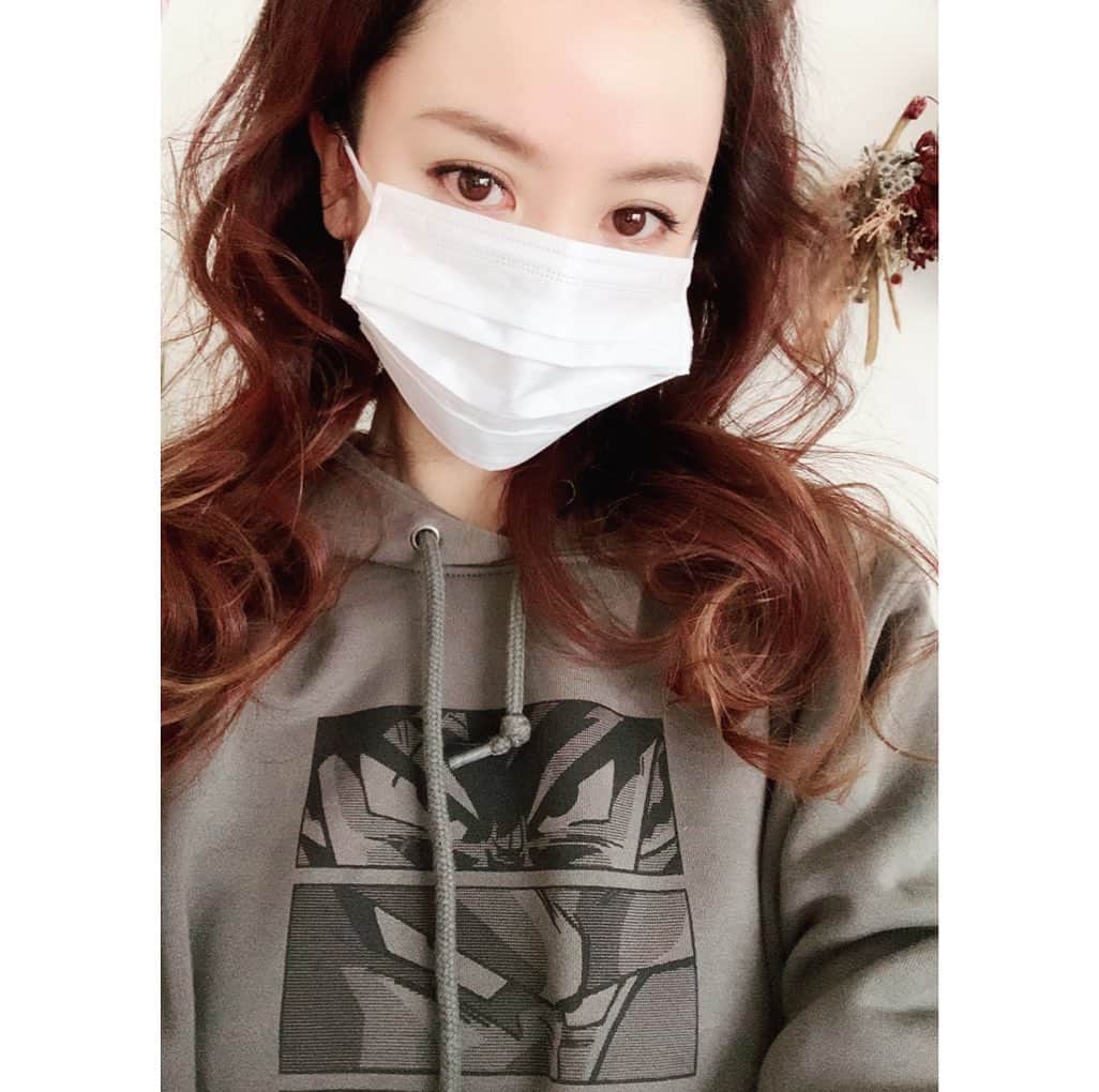 azumiのインスタグラム：「パーカー着るよね #ユニクロコラボ  #手塚治虫先生のTシャツも買わせていただきました #ヒモの長さ揃えられない人 #おうち時間  #おうちasobi」