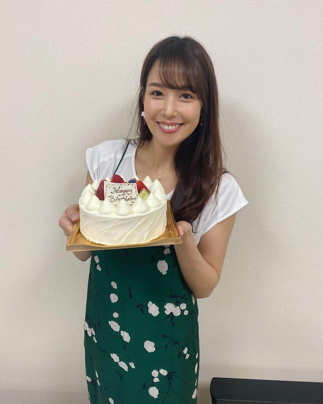 鷲見玲奈さんのインスタグラム写真 - (鷲見玲奈Instagram)「. 載せていなかったケーキ写真✨ 美味しかったです😋 ケーキの中で、ショートケーキが1番好き！！ みなさんは何ケーキが好きですか？🍰 . . #ケーキ #誕生日ケーキ #至福のひととき」5月16日 15時17分 - sumi__reina