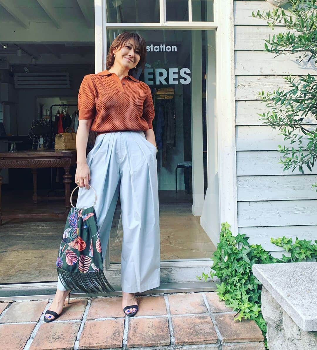 風間ゆみえのインスタグラム：「STYLING A.  コーディネートにはリズムが大切。 これは私が常に話していることのひとつですが、品のあるあか抜けたブラウンのポロ型のメッシュニットは、その"リズム感"を出すのに使えるアイテム！ブラウン流行りの近頃、誰にでも似合う簡単でおすすめの合わせ色は、クリアなパステルカラー。. サックスブルーやレモンイエローなど涼しげなカラーを選ぶと決まります！ 足元はなるべくヌーディな肌の見えるシンプルなデザインを選んで、バッグには遊び心を💜 @la_marine_francaise_official  #yumie_k_style  A Set ¥47,800 → ¥39,000 +tax. . ○Knit ¥12,000 ○Pants ¥13,800　※size0.1 展開 ○Bag ¥22,000」