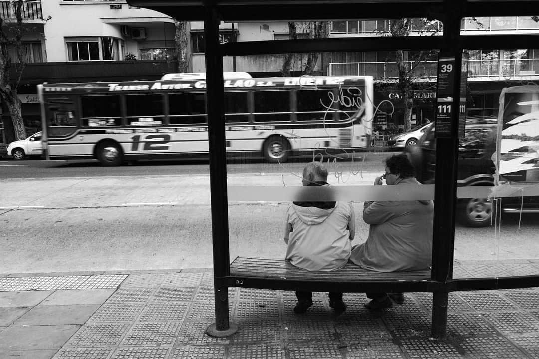 シシド・カフカさんのインスタグラム写真 - (シシド・カフカInstagram)「. . バス停で待つ人 これもカメラを向けがち . . #アルゼンチン #ブエノスアイレス  #argentina  #buenosaires」5月16日 15時29分 - shishido_kavka