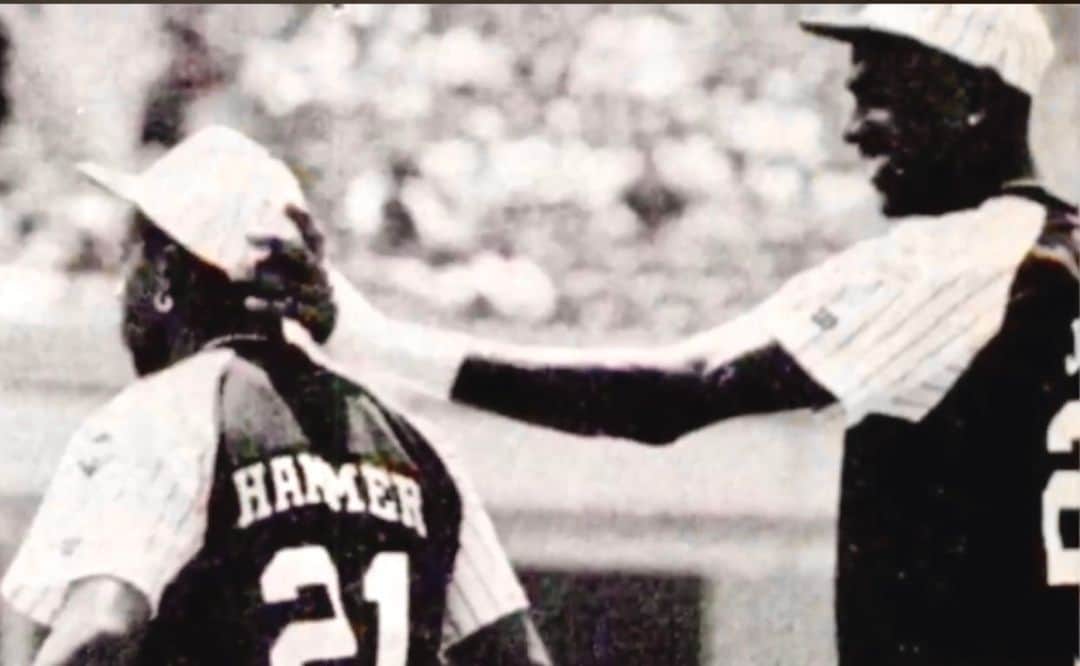のインスタグラム：「Having fun with the 🐐 Michael Jordan on the baseball field. Beautiful moment. 🤜🏿🤛🏿 #fbfriday」