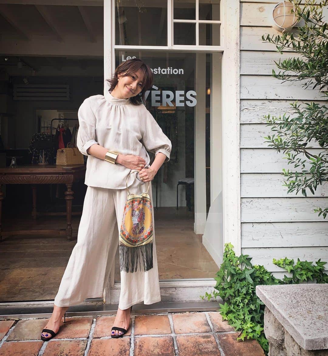 風間ゆみえのインスタグラム：「STYLING B  リネンレーヨンのさらりとしたセットアップは、写真2.3枚目のようにブラウスをインしてオールインワンのように着こなしたり、ナチュラルな生成り色は合わせるものも悩まずそれぞれ単品でも活躍します‼︎ アーシーなカラーの小物合わせでぐっとお洒落度がアップ💛 B Set ¥42,000 → ¥34,000 +tax. .  Blouse ¥12,000 Pants ¥12,000  Bag ¥18,000  @la_marine_francaise_official  #yumie_k_style」