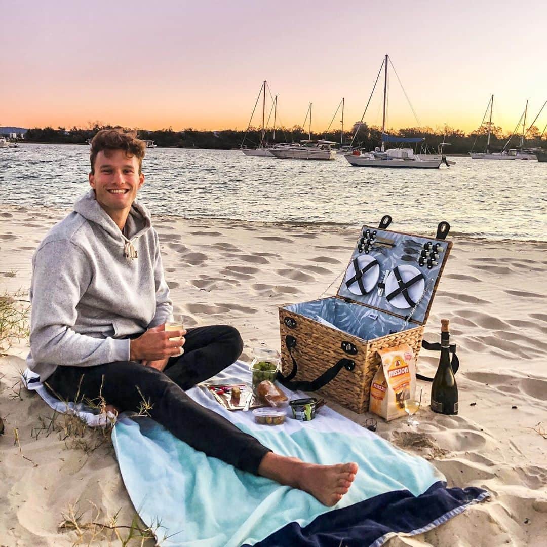 カーティス・マーシャルのインスタグラム：「Government 4pm: Picnics are allowed Me 4:10pm:」