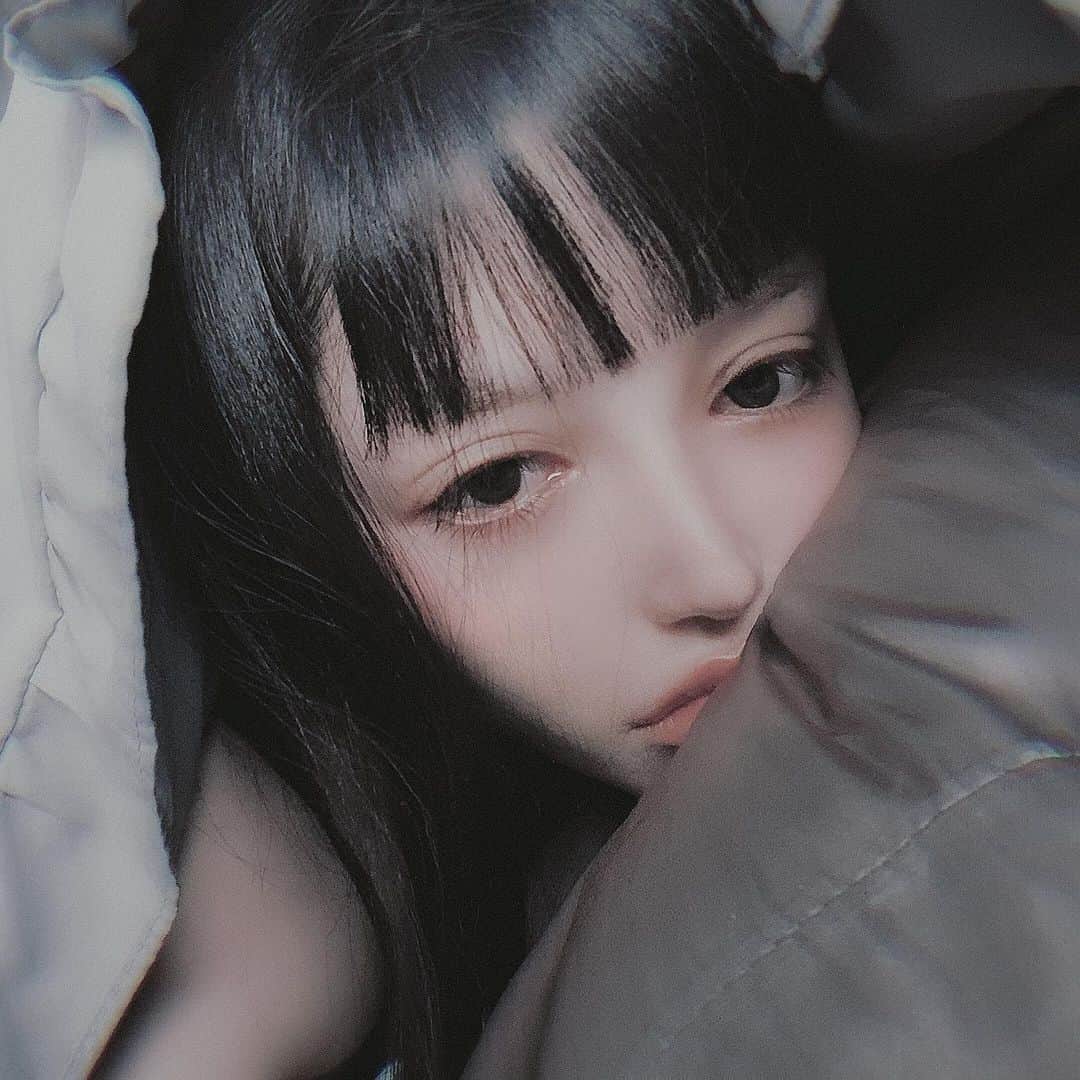 chiiiiiのインスタグラム：「Now 起きてはいるけど体が布団から 離れてくれない」