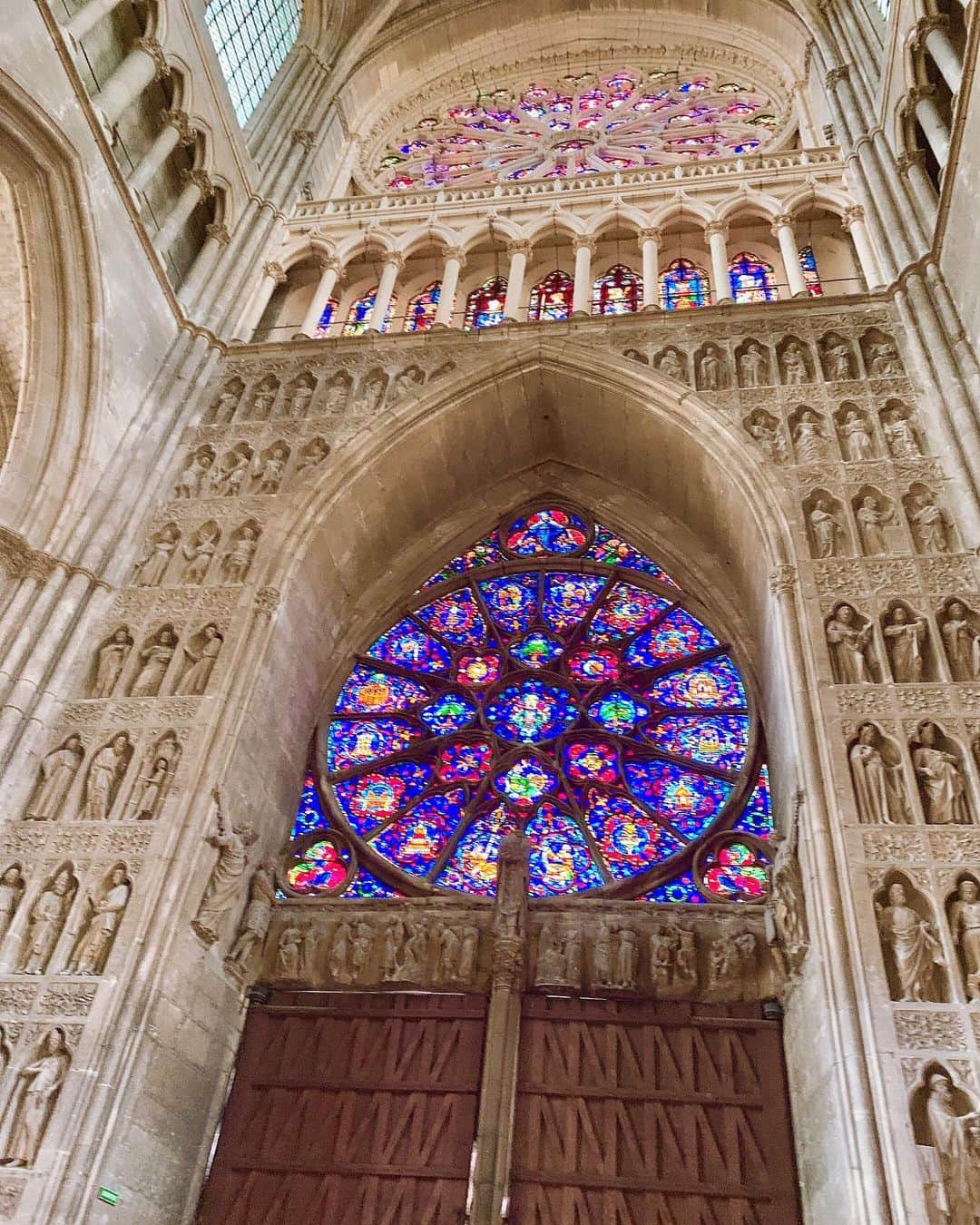 中山琴葉さんのインスタグラム写真 - (中山琴葉Instagram)「﻿ ﻿ フランス🇫🇷﻿ ﻿ ノートルダム大聖堂﻿ ﻿ ステンドグラスが圧巻でした！﻿ こんな綺麗なガラス今まで見たことない！😭﻿ ﻿ 一つ一つが細かくてこれをつくった職人さんは﻿ 本当に素晴らしいと思いました🤩﻿ ﻿ ﻿ ﻿ 今はもう見れないけど1日でも早く再建できることを願ってます😭﻿ ﻿ ﻿ #フランス#France#ノートルダム大聖堂#ステンドグラス#フランス旅行#ヨーロッパ旅行﻿」5月16日 16時05分 - kotoha_nakayama