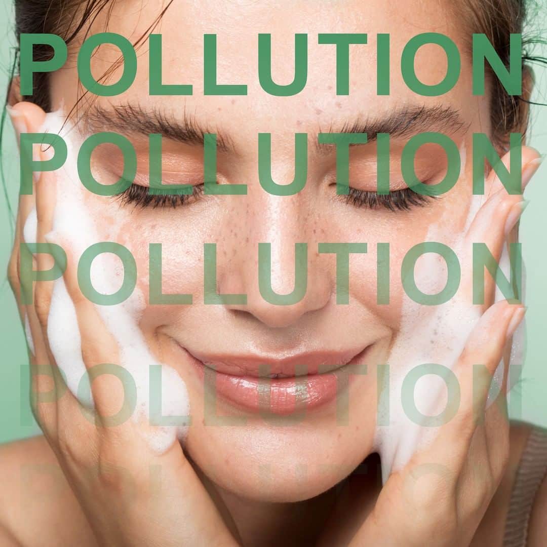 Melvita Officialのインスタグラム：「Connaissez-vous les symptômes de la pollution 🏭 sur votre peau ? ▪ Teint terne ▪ Inflammations, irritations ▪ Perte de tonicité ▪ Hyperpigmentation ▪ Augmentation accélérée des rides et ridules ▪ Sécheresse  Le bon geste ? Un nettoyage matin et soir pour détoxifier et régénérer la peau !  #antipollutionskincare #bouquetfloraldetox #detox #pollution」