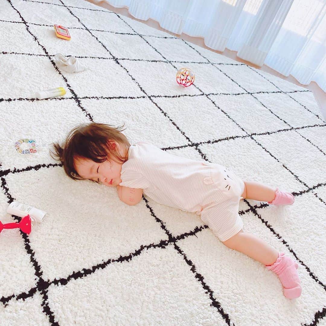しほの涼のインスタグラム：「きゃー‼️💦 寝てるーー😂😂 ベッドに寝てくれ😂😂 最近、少し夜泣きをし出したので　#フォローアップミルク　を始めました🍼 夜泣きは鉄不足から来るものだと、産んだ病院で聞いたので鉄不足を気にしていました。 （生後半年位から、赤ちゃんの体内の鉄が減りだす。そして母乳からも減りだす。） 鉄分豊富なフォローアップミルクを食後に2回。あとは今まで通りのミルクをあげていますが、ここ一週間夜泣きなくなりました🌞 朝までガン寝です💤 鉄不足だけが夜泣きの原因ではないですが、（巻き爪だったり、汗疹とかも原因みたい） 夜泣きに困ってるお母様方、試してみてください‼️‼️フォローアップは9ヶ月から使えます🙋‍♀️ #夜泣き　#夜泣き対策 #夜泣き改善 #夜泣きひどい #生後10ヶ月#生後10ヶ月女の子 #生後10ヶ月離乳食 #赤ちゃん#寝てる#完全に寝てる#スマイル育児」