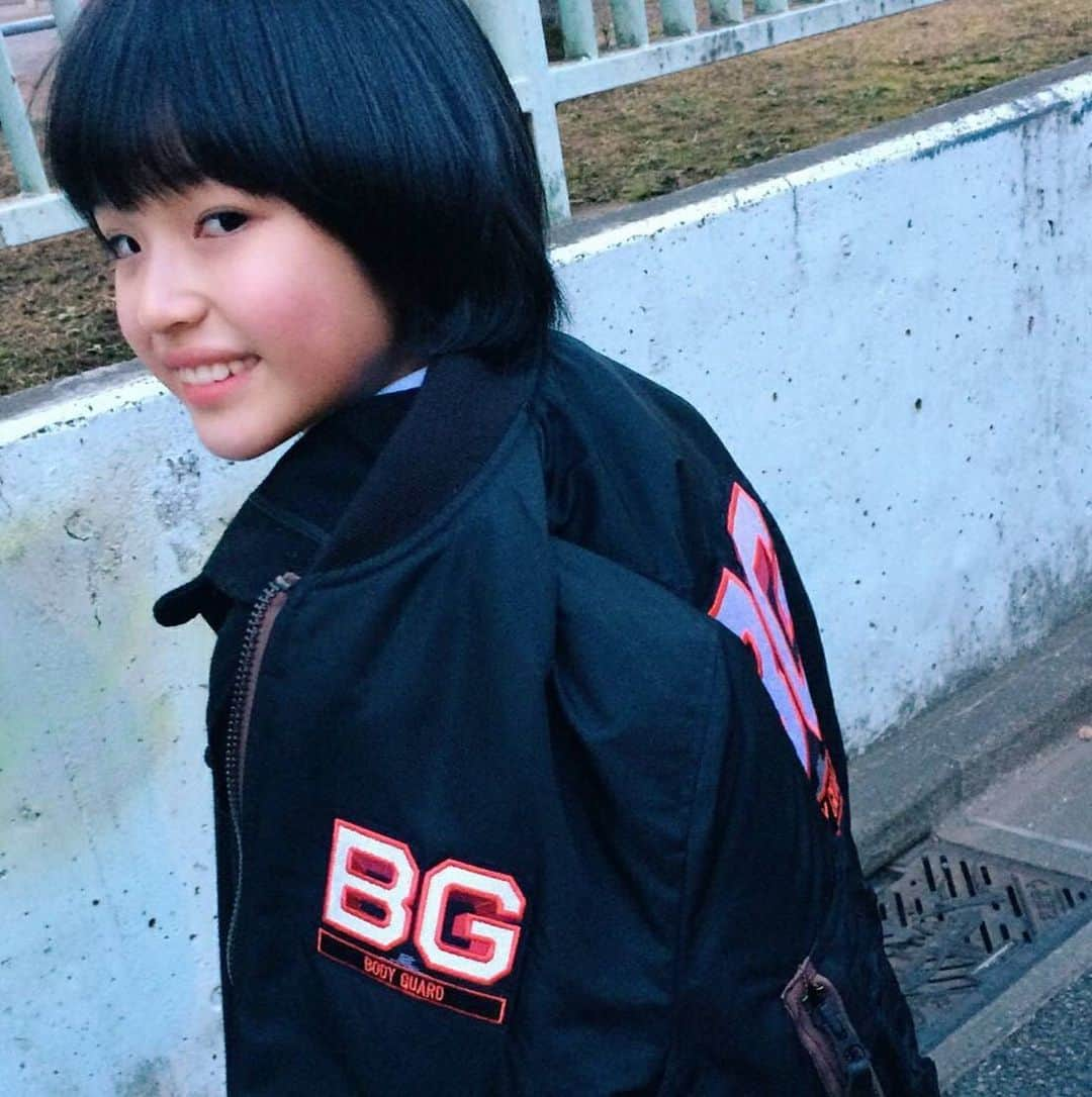 豊嶋花さんのインスタグラム写真 - (豊嶋花Instagram)「木村拓哉さん主演『BG～身辺警護人～』傑作選✨ 5/21(木) 21:00 テレビ朝日にて ・ 第１シリーズの 【第６話】が放送されます😄  私は、依頼人(元総理大臣)の孫娘、鮫島彩矢 役で出演しています！  撮影は２年以上前で、今よりぷっくり幼い🤭  木村さんも菜々緒さんも皆さん優しかったし、ドラマ『昼顔』でも共演した斎藤工さんが、覚えていて下さったのが嬉しかったです♡  ぜひご覧ください！  #BG #BG身辺警護人 #木村拓哉 さん #傑作選 #６話 #鮫島彩矢 役  #豊嶋花」5月16日 16時12分 - hanatoyoshima_official