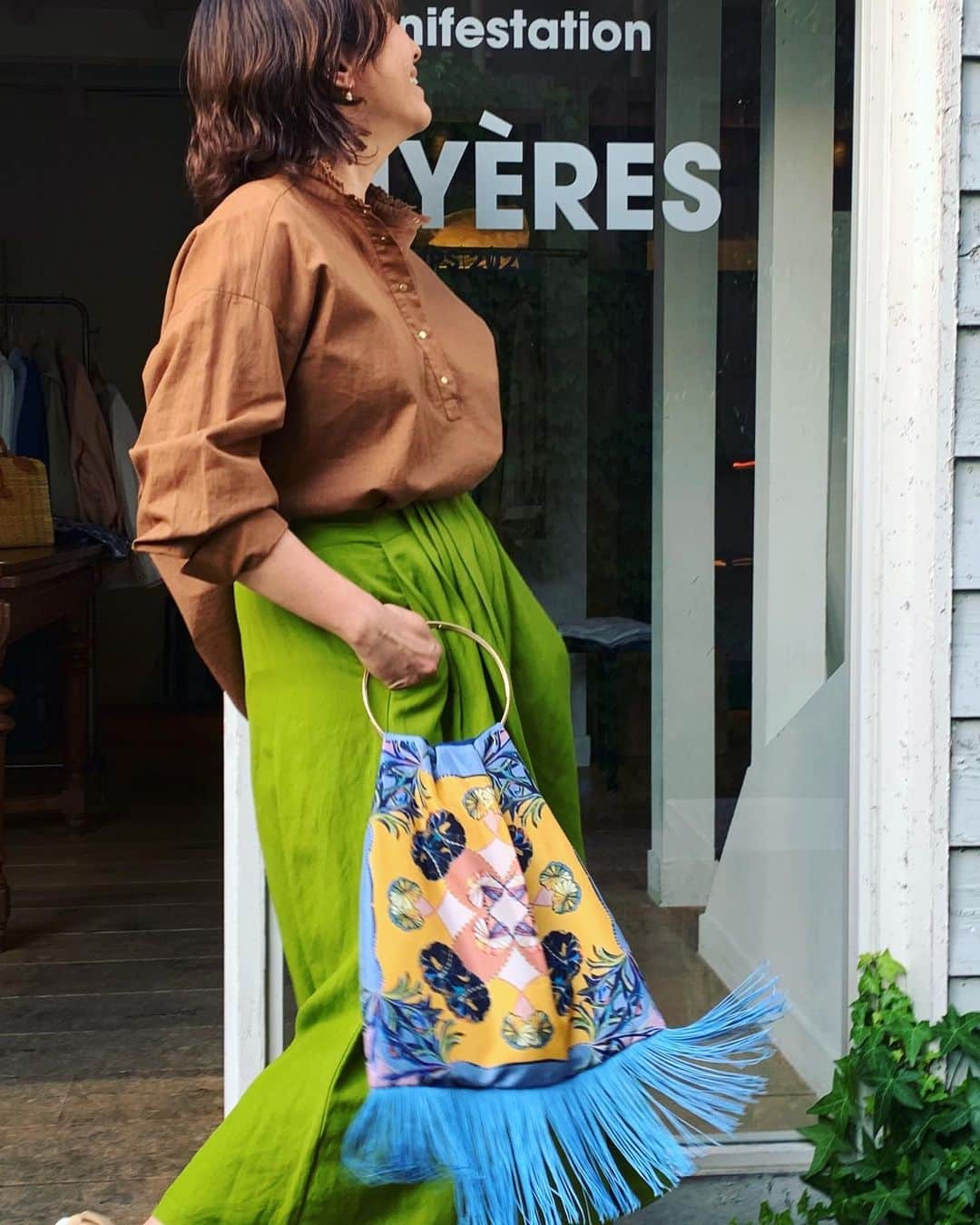 風間ゆみえのインスタグラム：「STYLING C  ブラウンとピスタチオグリーンのフォトジェニックなカラーコーディネート！ ブラウスは、首筋、顔まわりをすっきりきれいにみせるミニフリルと、小ぶりなgoldのスナップボタンが女度を上げてくれます♡ ピスタチオグリーンのスカートは、ぜひ履いてみて‼︎ って声を大きくしたくなるはきやすさ🥳 どちらもしっかりと強めのカラーなので、服に負けない、シノワズリを思わせるプリントの鮮やかなバッグで✨  C Set ¥46,000 → ¥38,000 +tax. .  Blouse ¥12,000 Skirt ¥12,000 ※size0.1展開 Bag ¥22,000  @la_marine_francaise_official  #yumie_k_style」