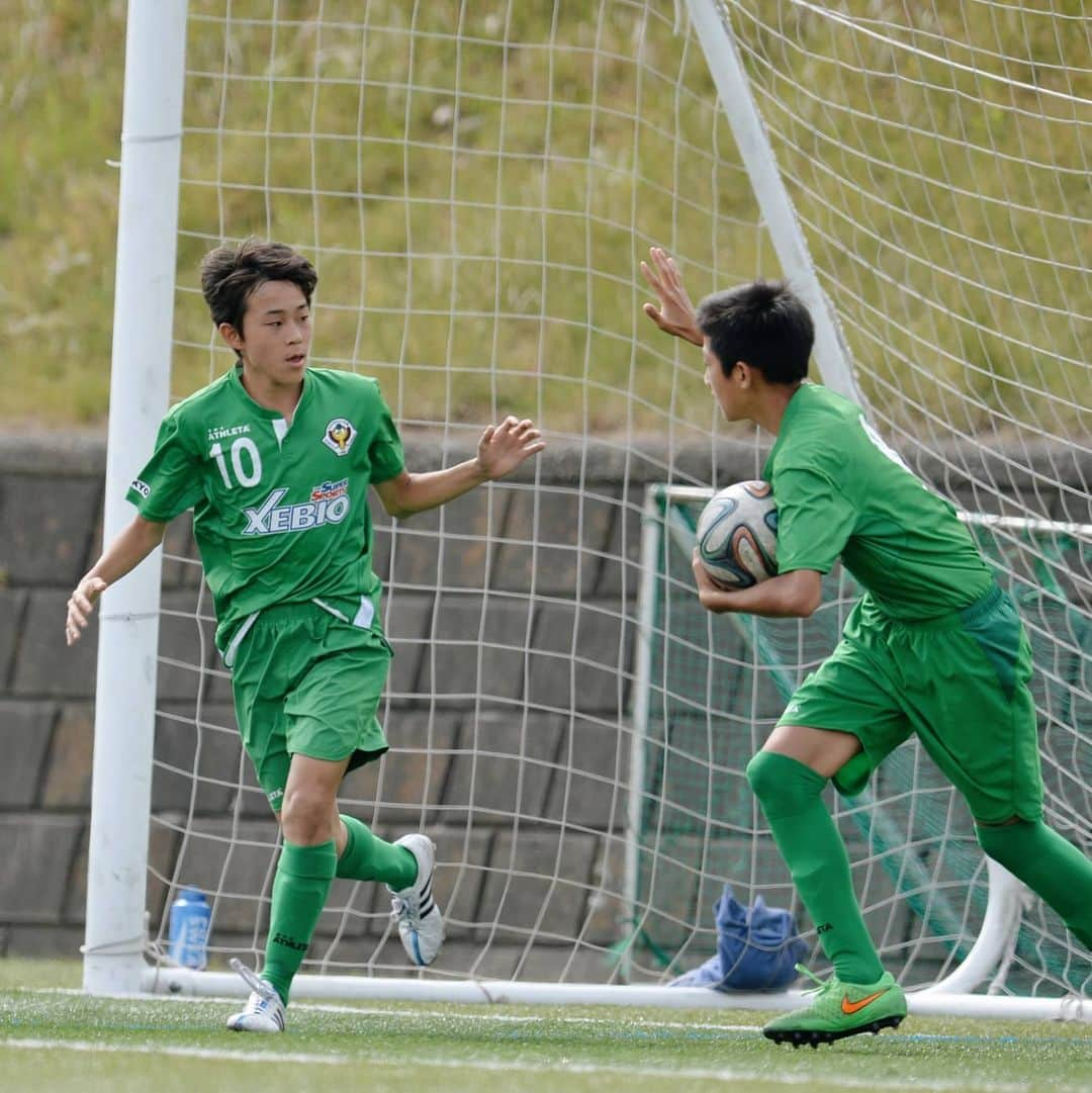 東京ヴェルディさんのインスタグラム写真 - (東京ヴェルディInstagram)「多くのプロサッカー選手を輩出する、東京ヴェルディのアカデミー。  所属選手のアカデミー時代を、秘蔵写真と思い出コメントで振り返る好評企画🐸🙌 . 今回は、森田晃樹選手のアカデミー時代🌱 . ⚽森田晃樹選手が語る、アカデミー時代の思い出🔻  母親がＪリーグのアカデミーのセレクションを探していて、家から近いところだとヴェルディじゃないかという話になって、セレクションを受けることになりました。  当時は小学2年生で、Ｊクラブに入りたいとか、プロになりたいという発想自体がまったくありませんでした。ちゃんとチームに入ってサッカーをやりはじめたのが年中長くらいで、当時もまだサッカーも楽しむ延長でした。ただ、テニスとかも習いごとでやっていたんですが、サッカーが一番楽しかったのは確かです。ボール蹴るのがあまりにも好きで、よく母が付き合ってくれました。  ヴェルディにすぐに馴染めたか？　小学3年生の時なので記憶は定かではありませんが、当時はすごく人見知りだったので、周りが知らない子どもばかりで、嫌がっていたと思います（笑）ヴェルディのアカデミーって良い意味でも悪い意味でも独特なので、最初は馴染めなくて、行くのが嫌だったんです。極端な負けず嫌いの集まりだから、それが衝撃でした。ただ、自分と同じレベル、もしくはそれ以上のレベルの子がいるので、慣れてきてからは楽しくなってきました。  ユースに昇格するにあたって将来的にプロになりたい気持ちはありましたけど、絶対にプロになりたいと本気で思ったのは高校3年になってから。もっと前から周りには公言していましたけど、自分の中で強烈に意識し始めたのは3年になった時です。背番号10番をもらってキャプテンにも任命されたのがきっかけです。高校1年の頃に（渡辺）皓太君とか先輩から、ヴェルディユースで10番を背負った奴でプロにならなかった選手はいないと聞かされていて、「なりたい」よりも「ならなければいけない」という使命感もあったかもしれません。進路についてクラブ側と話をして、プロになるためにこの1年で成長しなければいけない部分を具体的に要求されたのも初めての経験で、アカデミー最後の1年は自分との戦いでもありました。  #森田晃樹 #東京ヴェルディジュニア #東京ヴェルディジュニアユース #東京ヴェルディユース #東京ヴェルディ #ヴェルディ #tokyoverdy #verdy #東京 #tokyo #stayhome #stayathome #おうちでヴェルディ」5月16日 16時20分 - tokyo_verdy