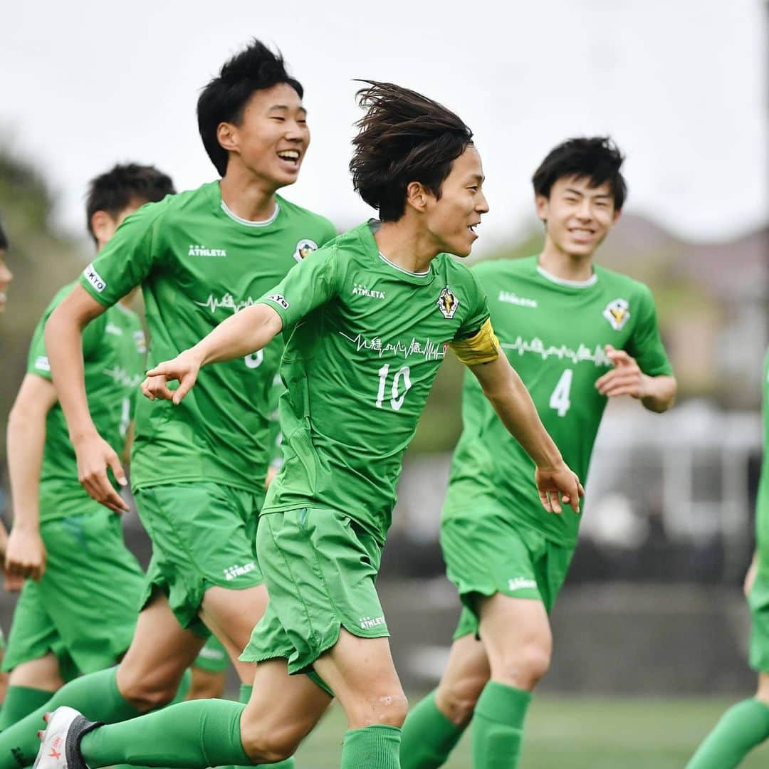 東京ヴェルディさんのインスタグラム写真 - (東京ヴェルディInstagram)「多くのプロサッカー選手を輩出する、東京ヴェルディのアカデミー。  所属選手のアカデミー時代を、秘蔵写真と思い出コメントで振り返る好評企画🐸🙌 . 今回は、森田晃樹選手のアカデミー時代🌱 . ⚽森田晃樹選手が語る、アカデミー時代の思い出🔻  母親がＪリーグのアカデミーのセレクションを探していて、家から近いところだとヴェルディじゃないかという話になって、セレクションを受けることになりました。  当時は小学2年生で、Ｊクラブに入りたいとか、プロになりたいという発想自体がまったくありませんでした。ちゃんとチームに入ってサッカーをやりはじめたのが年中長くらいで、当時もまだサッカーも楽しむ延長でした。ただ、テニスとかも習いごとでやっていたんですが、サッカーが一番楽しかったのは確かです。ボール蹴るのがあまりにも好きで、よく母が付き合ってくれました。  ヴェルディにすぐに馴染めたか？　小学3年生の時なので記憶は定かではありませんが、当時はすごく人見知りだったので、周りが知らない子どもばかりで、嫌がっていたと思います（笑）ヴェルディのアカデミーって良い意味でも悪い意味でも独特なので、最初は馴染めなくて、行くのが嫌だったんです。極端な負けず嫌いの集まりだから、それが衝撃でした。ただ、自分と同じレベル、もしくはそれ以上のレベルの子がいるので、慣れてきてからは楽しくなってきました。  ユースに昇格するにあたって将来的にプロになりたい気持ちはありましたけど、絶対にプロになりたいと本気で思ったのは高校3年になってから。もっと前から周りには公言していましたけど、自分の中で強烈に意識し始めたのは3年になった時です。背番号10番をもらってキャプテンにも任命されたのがきっかけです。高校1年の頃に（渡辺）皓太君とか先輩から、ヴェルディユースで10番を背負った奴でプロにならなかった選手はいないと聞かされていて、「なりたい」よりも「ならなければいけない」という使命感もあったかもしれません。進路についてクラブ側と話をして、プロになるためにこの1年で成長しなければいけない部分を具体的に要求されたのも初めての経験で、アカデミー最後の1年は自分との戦いでもありました。  #森田晃樹 #東京ヴェルディジュニア #東京ヴェルディジュニアユース #東京ヴェルディユース #東京ヴェルディ #ヴェルディ #tokyoverdy #verdy #東京 #tokyo #stayhome #stayathome #おうちでヴェルディ」5月16日 16時20分 - tokyo_verdy