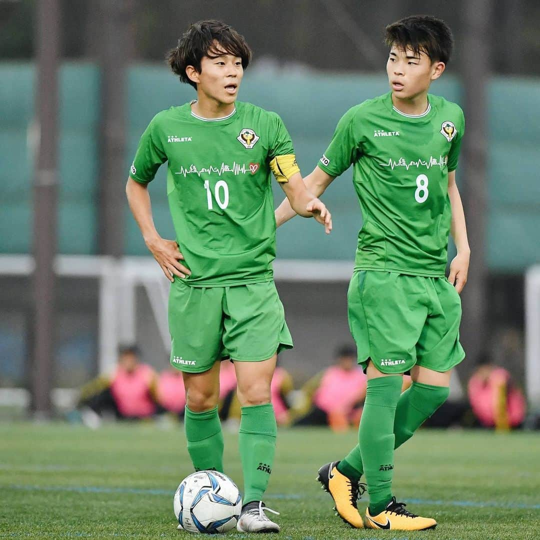 東京ヴェルディさんのインスタグラム写真 - (東京ヴェルディInstagram)「多くのプロサッカー選手を輩出する、東京ヴェルディのアカデミー。  所属選手のアカデミー時代を、秘蔵写真と思い出コメントで振り返る好評企画🐸🙌 . 今回は、森田晃樹選手のアカデミー時代🌱 . ⚽森田晃樹選手が語る、アカデミー時代の思い出🔻  母親がＪリーグのアカデミーのセレクションを探していて、家から近いところだとヴェルディじゃないかという話になって、セレクションを受けることになりました。  当時は小学2年生で、Ｊクラブに入りたいとか、プロになりたいという発想自体がまったくありませんでした。ちゃんとチームに入ってサッカーをやりはじめたのが年中長くらいで、当時もまだサッカーも楽しむ延長でした。ただ、テニスとかも習いごとでやっていたんですが、サッカーが一番楽しかったのは確かです。ボール蹴るのがあまりにも好きで、よく母が付き合ってくれました。  ヴェルディにすぐに馴染めたか？　小学3年生の時なので記憶は定かではありませんが、当時はすごく人見知りだったので、周りが知らない子どもばかりで、嫌がっていたと思います（笑）ヴェルディのアカデミーって良い意味でも悪い意味でも独特なので、最初は馴染めなくて、行くのが嫌だったんです。極端な負けず嫌いの集まりだから、それが衝撃でした。ただ、自分と同じレベル、もしくはそれ以上のレベルの子がいるので、慣れてきてからは楽しくなってきました。  ユースに昇格するにあたって将来的にプロになりたい気持ちはありましたけど、絶対にプロになりたいと本気で思ったのは高校3年になってから。もっと前から周りには公言していましたけど、自分の中で強烈に意識し始めたのは3年になった時です。背番号10番をもらってキャプテンにも任命されたのがきっかけです。高校1年の頃に（渡辺）皓太君とか先輩から、ヴェルディユースで10番を背負った奴でプロにならなかった選手はいないと聞かされていて、「なりたい」よりも「ならなければいけない」という使命感もあったかもしれません。進路についてクラブ側と話をして、プロになるためにこの1年で成長しなければいけない部分を具体的に要求されたのも初めての経験で、アカデミー最後の1年は自分との戦いでもありました。  #森田晃樹 #東京ヴェルディジュニア #東京ヴェルディジュニアユース #東京ヴェルディユース #東京ヴェルディ #ヴェルディ #tokyoverdy #verdy #東京 #tokyo #stayhome #stayathome #おうちでヴェルディ」5月16日 16時20分 - tokyo_verdy