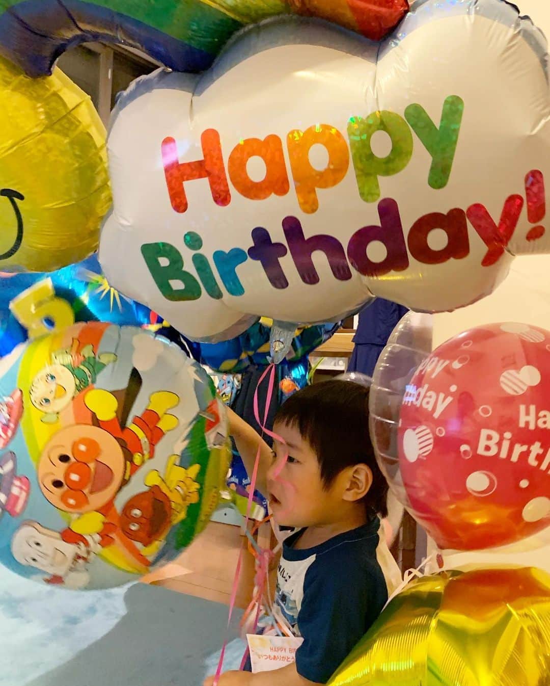 藤田志穂さんのインスタグラム写真 - (藤田志穂Instagram)「そう言えば 5.11で35歳の誕生日を迎えました🙌 ・ こんな状況なので、全然お祝いムードじゃないのに色々と用意してとらって有り難い〜🙇‍♂️✨ ・ あたしの為と言うより、息子の喜ぶチョイスだったけど（笑） ・ まぁ、息子が喜んでくれる事が1番だ👦💙 ・ せっかく写真を撮ろうとしても、あたしはパジャマだし、息子は大暴れで10分持たずに風船を噛んで割るし🤣 ・ 気付けば絡まって困っているし。。。😂 ・ そんなこんなで、せっかくの誕生日もインスタ映えとは程遠いけど、それも我が家らしいと思えばいい思い出🤣👏 ・ そして いざ誕生日を迎えてみると、自分の思っていた35歳とは全然イメージが違う🤔 ・ むしろ 35歳の自分なんて全然想像出来ていなかったのかも。。。 ・ でも 何かと比べるのではなく、自分にとって大切なものを大切に、大事に、守っていける人間になりたいなぁ☺️ ・ これからも宜しくお願いします🙇‍♂️ ・ #気付けば #アラサー から #アラフォー　🥺 #誕生日 #感謝の日 #インスタ映えとは程遠い #我が家のジャイアン #ちびっこジャイアン #日に日にヤンチャに #ついに #iPhoneの画面 #割られました😭 #ふじたの子育て」5月16日 16時33分 - shiho_fujita44