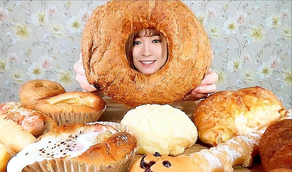 石関友梨のインスタグラム：「YouTube！新しい動画です✨超巨大なパンが大人気★11選大食いランキング！  #プロフィールからyoutube飛べます  #アンティーク #antique #heartBreadantique #大食い #パン #マジカルチョコリング #チョコレート #ホットドッグ #メロンパン #明太子 #フランスパン #食べ比べ」