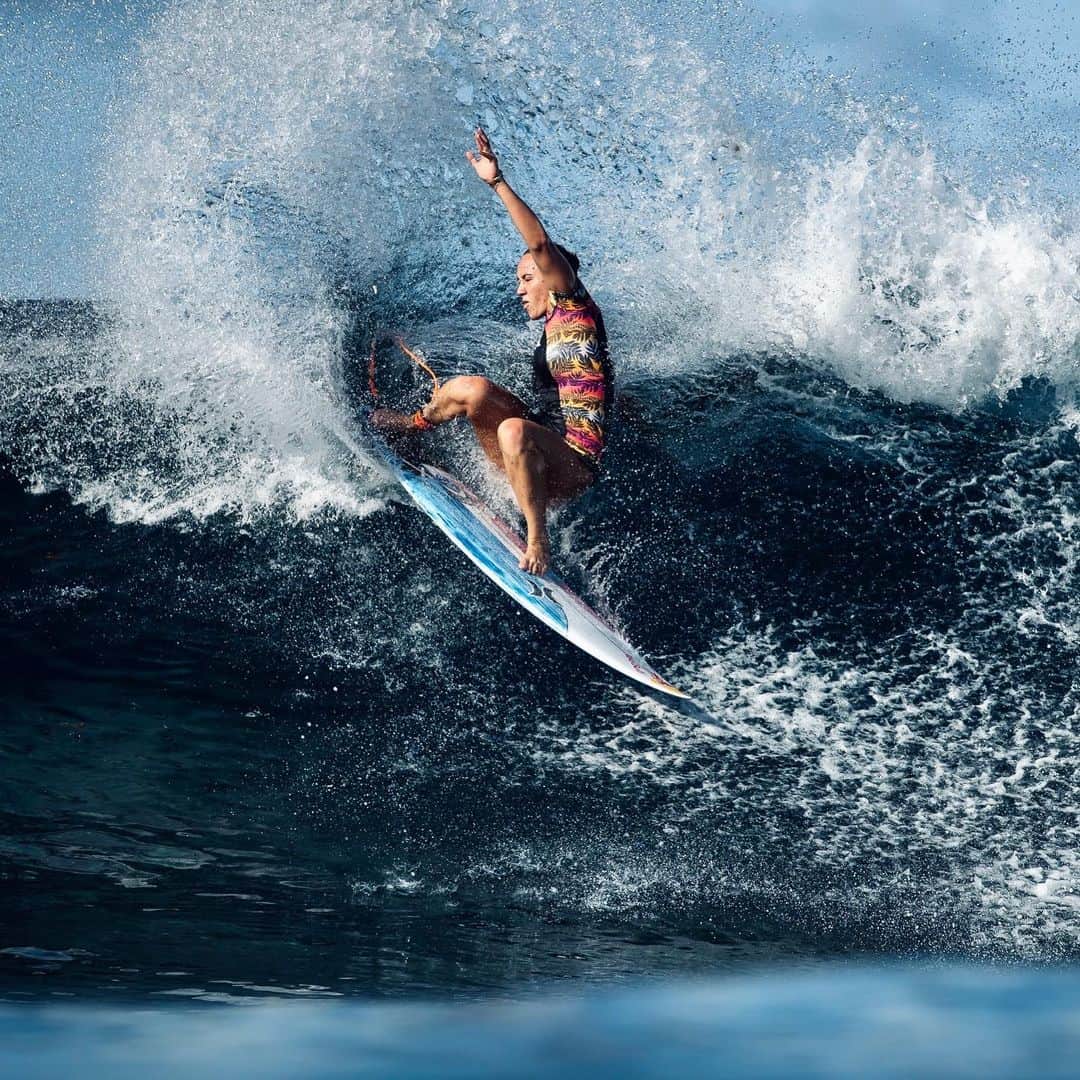 カリッサ・ムーアのインスタグラム：「Happy Aloha Friday! We made it through another week! Cheeehuuuu 👊🏼🤙🏼 pic: @benthouard」