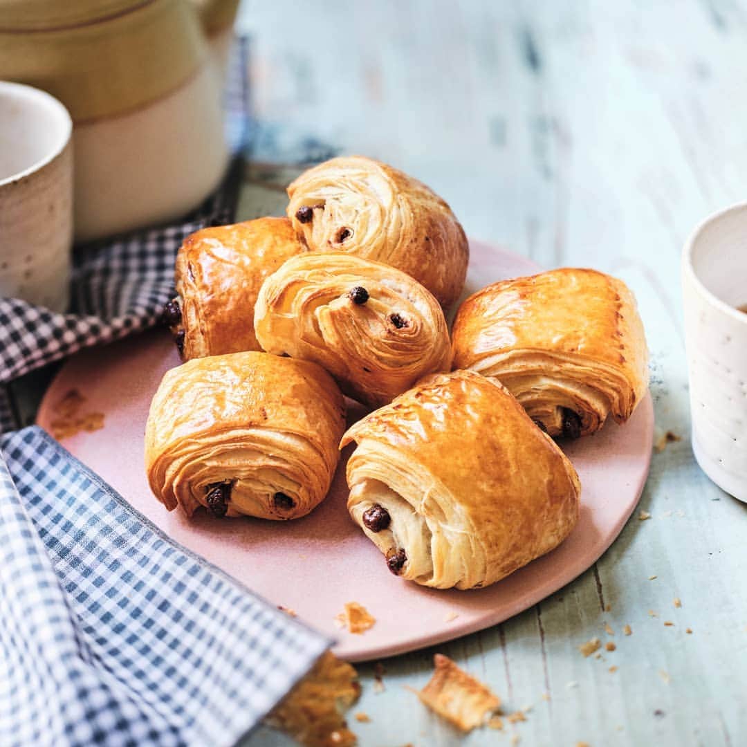 のインスタグラム：「フランスでは、朝食や学校帰りのおやつとして親しまれているパンオショコラ。 フランスのパン屋さんには必ずあり、フランス語で「チョコレート入りのパン」という意味です。 * ◇新商品◇ミニパンオショコラ * * #ピカール #picard #ピカールフード #picardfood #パンオショコラ #フランス産 #チョコレート #フランスの朝食 #朝ごパン #焼きたてパン #サクサク #リニューアル #renewal」