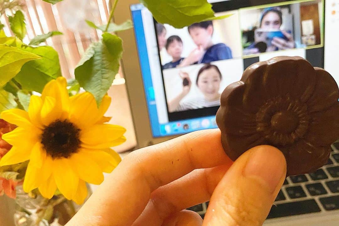 相馬絵美さんのインスタグラム写真 - (相馬絵美Instagram)「本日のZoomでオンラインレッスンはローチョコレートの回🍫  事前に試食用のローチョコを郵送して、座学とデモンストレーションの後に皆んなでせーので食べました😋  美味しい〜✨の共有。そうそう、これがしたかった！  しかも「この口当たりは〜」とか「これくらいの甘さだと〜」なんて色々話しながら更に学びが深くなる💫  オンライン越しだけど食べてくれる人の顔や声が伝わるので、何より私が嬉しい🙏  今日も楽しい時間をありがとうございました💖  同じ内容のオンラインレッスンは次回6月7日(日)、6月21日(日)開催予定です♡ 両日11:30〜13:00になります。  そしてそして新月ファスティングのお申し込みは本日締め切りになります！ その月の新月に沿った願い事が叶いやすいデクラレーションのサポートもおまけで付けちゃいます🌚🌝 実施期間はファスティング3日間＆回復食3日間で5月21日(木)〜26日(火)です🙌  お申込み、お問い合わせは全てDMかコメントでお待ちしています🌟  #zoom #zoomレッスン #オンラインレッスン #オンライン #オンライン料理教室 #ローチョコレート  #ローチョコ #クロエズキッチン #ギルトフリー #美肌 #ファスティング #新月ファスティング #双子座新月 #新月 #デトックス #腸クレンジング」5月16日 16時37分 - somaemi