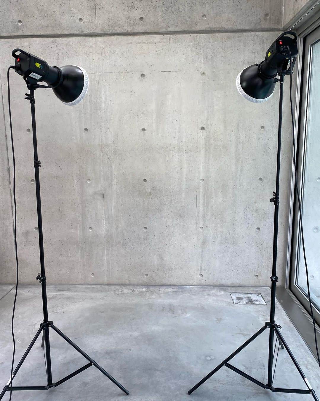 キム・ジョーンズのインスタグラム：「Final fittings and fabric to sketch for @dior 2020 at home #stayhome」